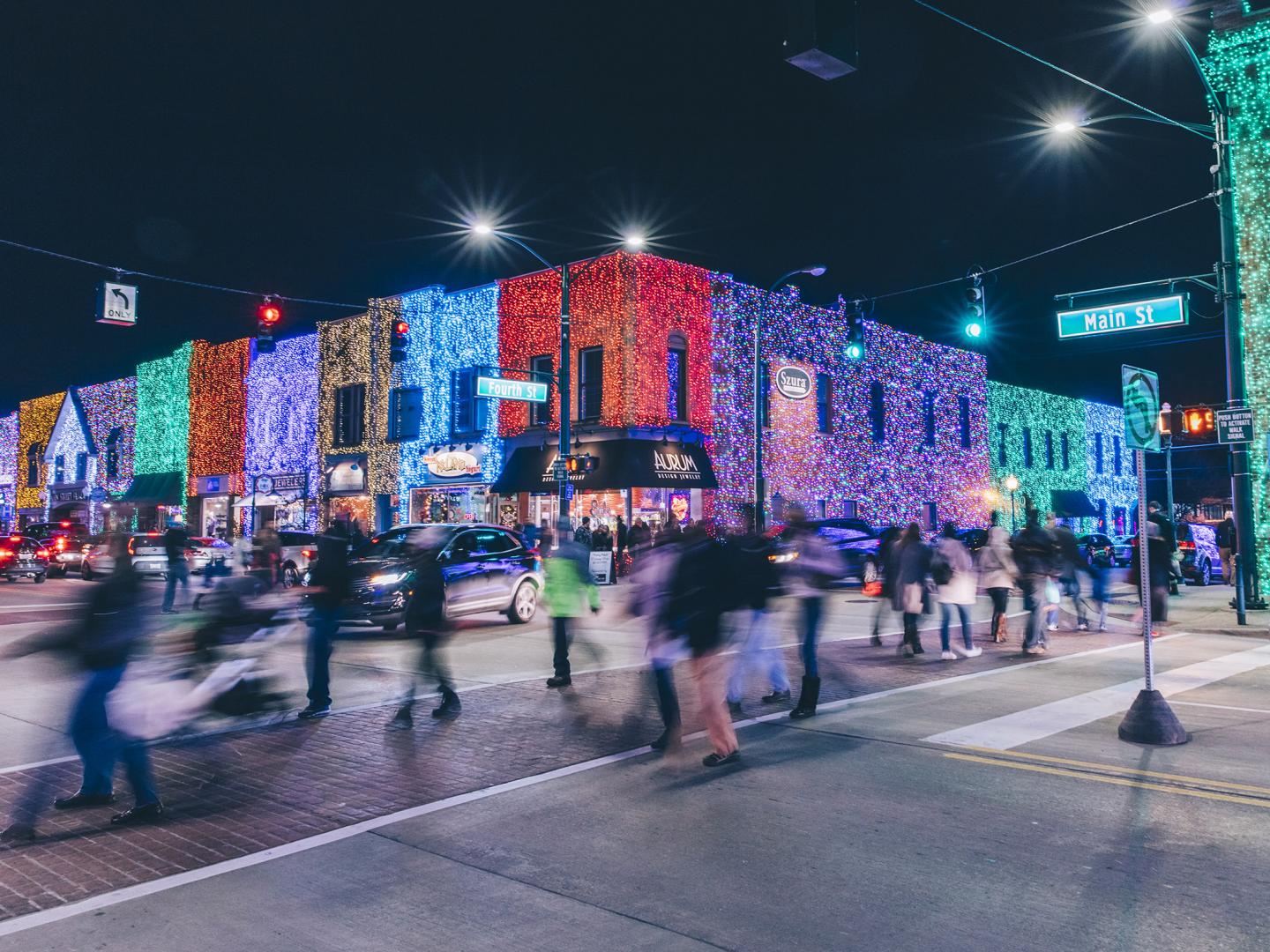 罗切斯特 Big Bright Light Show 灯光秀期间灯光照亮建筑