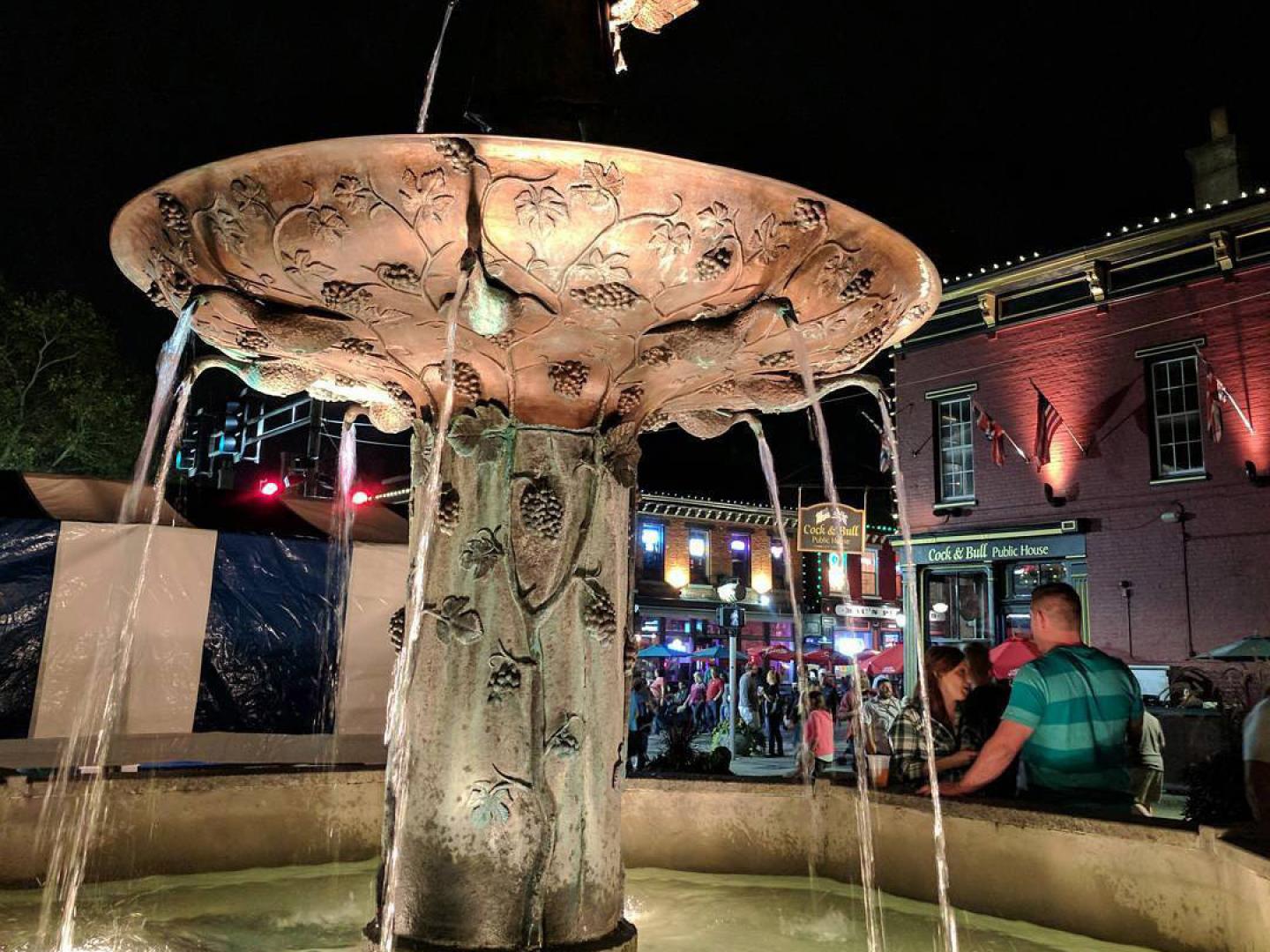 梅因斯特拉斯村啤酒节上熙攘的人群 梅因斯特拉斯村啤酒节上熙攘的人群