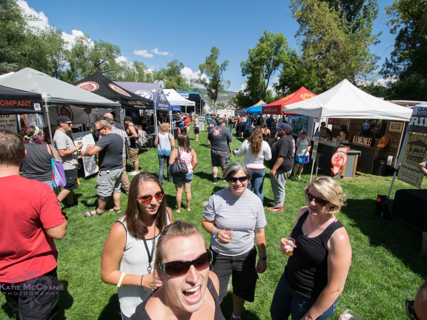 圣胡安啤酒节上有约 50 家啤酒厂提供的 100 多种啤酒，还能聆听现场音乐