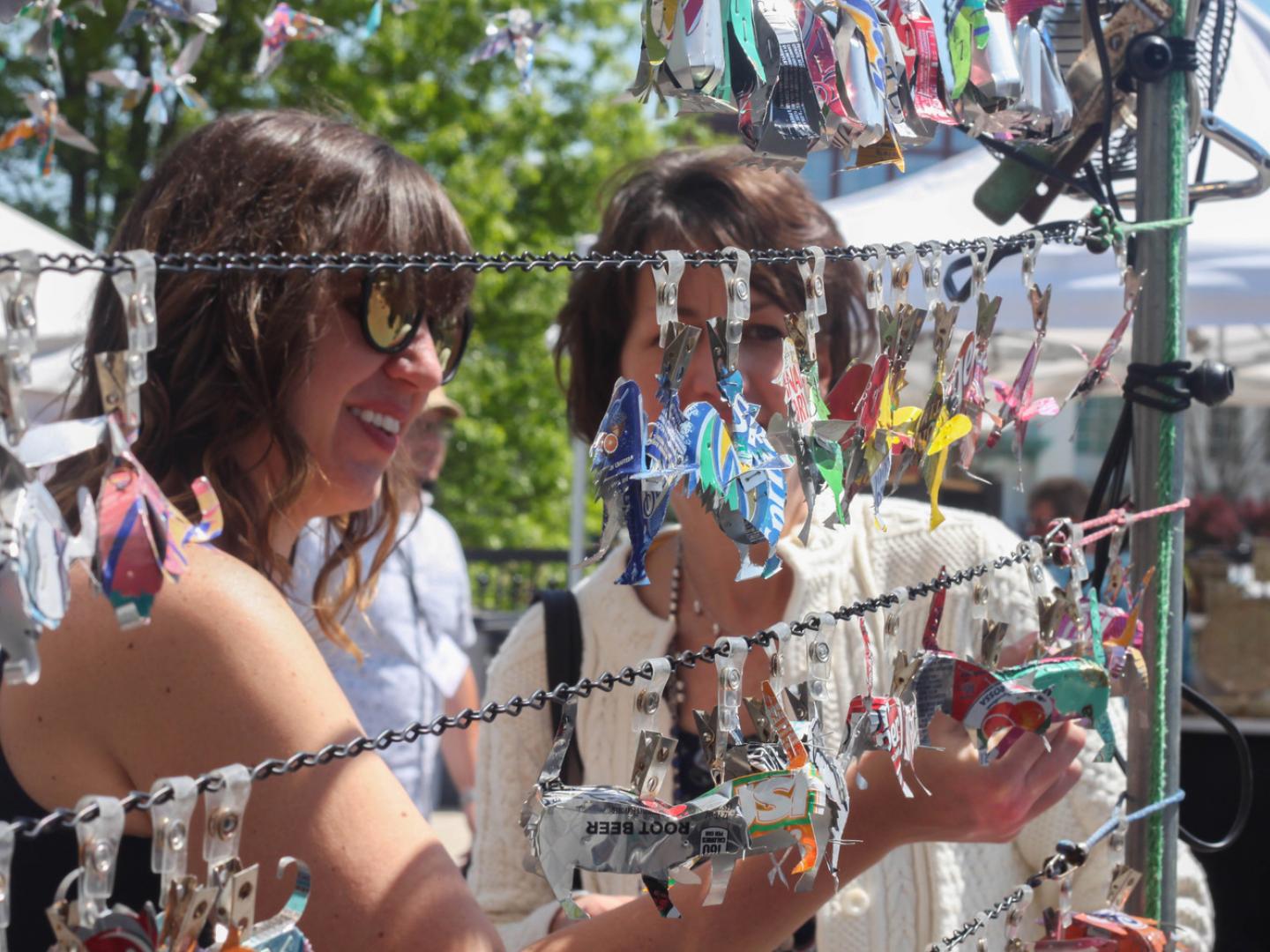 在阿拉巴马州亨茨维尔 Panoply Arts Festival 艺术节上浏览各种手工制品