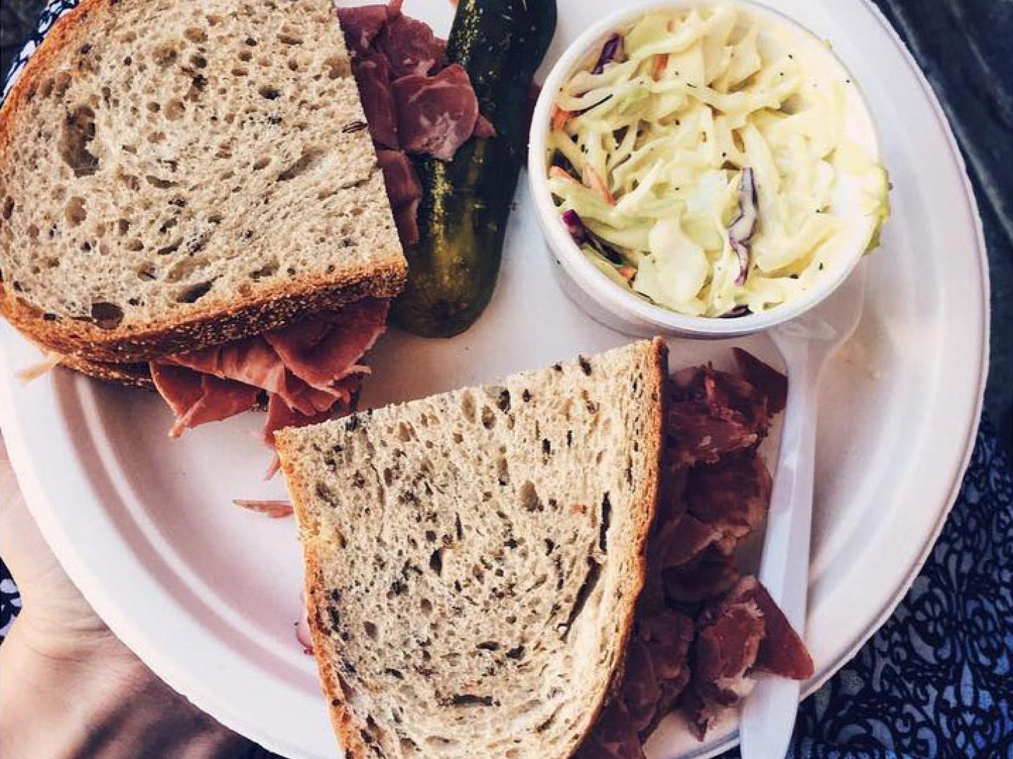 加利福尼亚州斯托克顿以色列圣殿犹太食品展览会期间展出的三明治