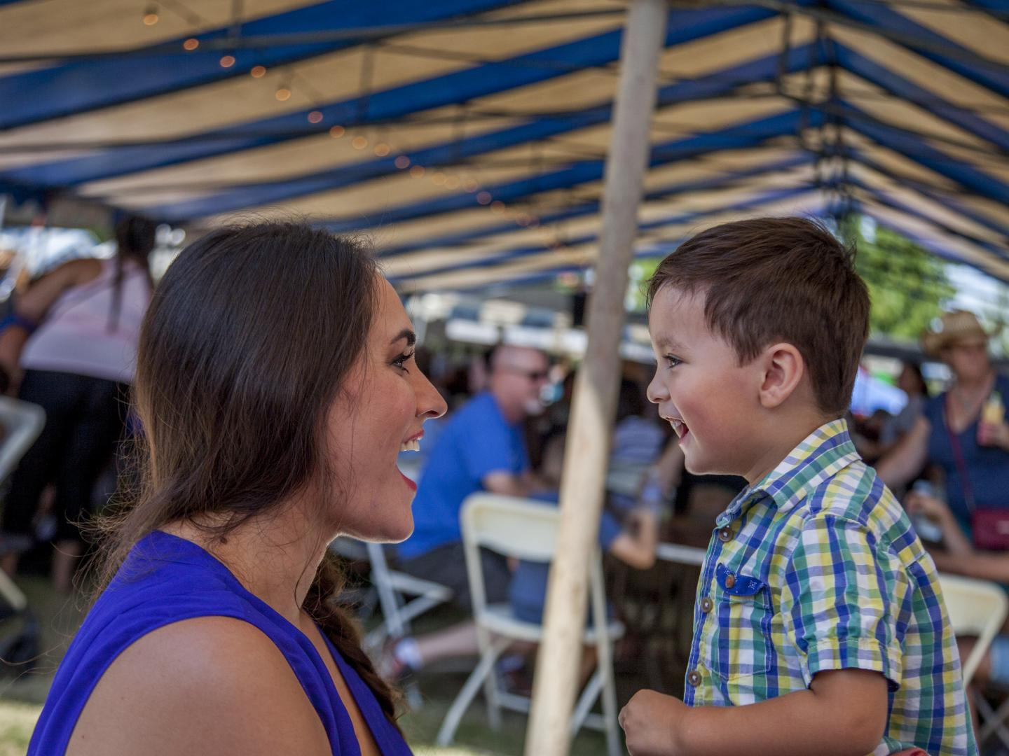 适合全家一起体验的加利福尼亚州斯托克顿 圣巴西尔希腊节上的笑容