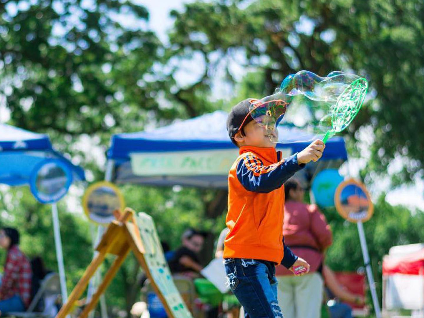 在加利福尼亚州斯托克顿地球日活动上玩转泡泡