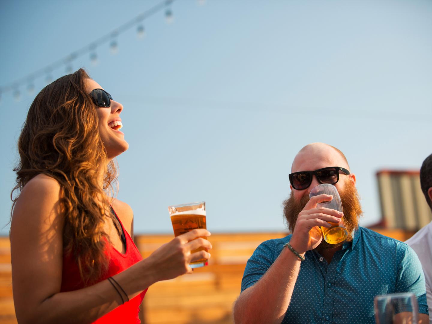 在圣路易斯-奥比斯波精酿啤酒节的阳光下享用当地啤酒