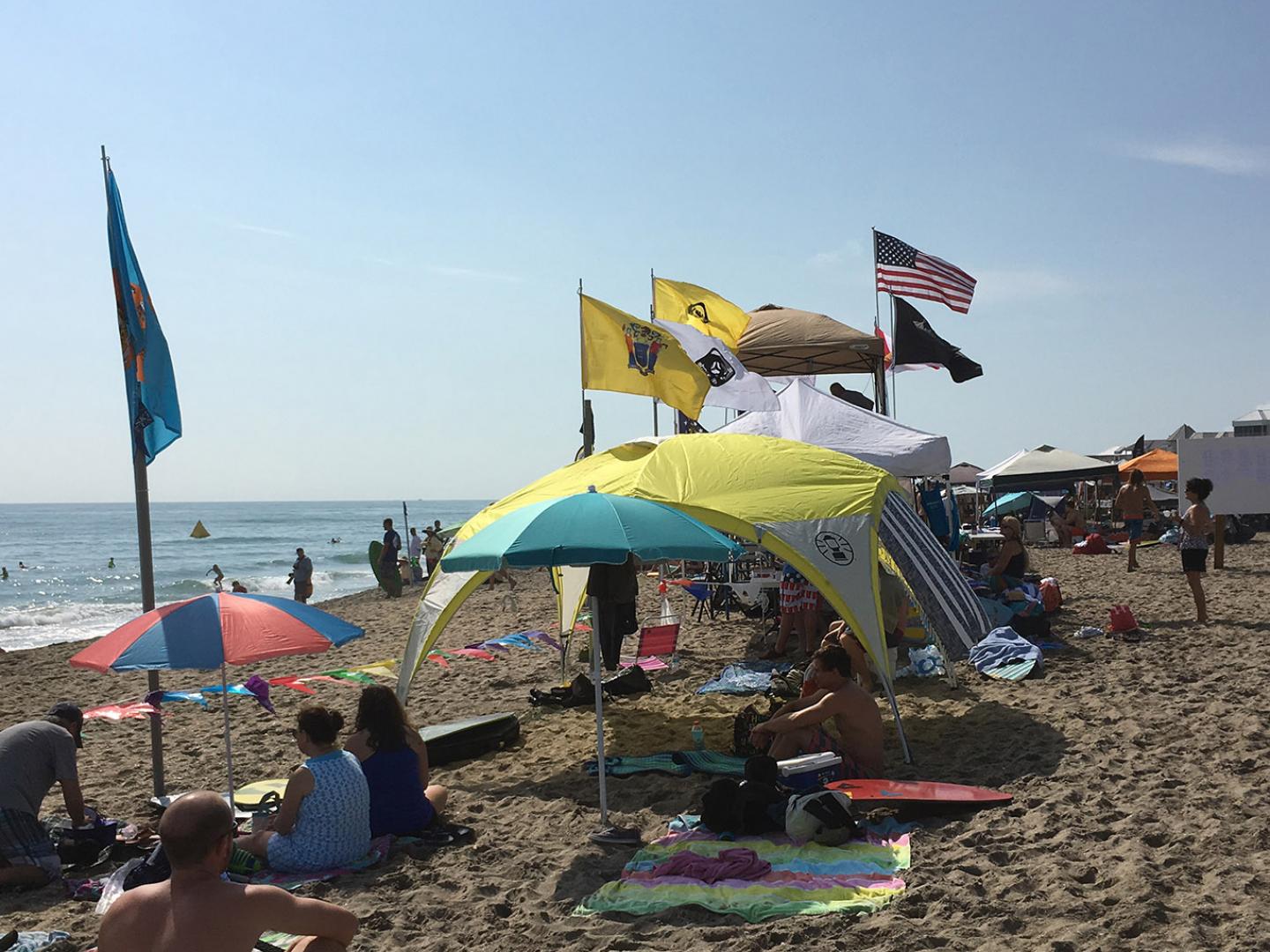 佛罗里达州斯图尔特 Single Fin Showdown Surf Festival 冲浪节上慕名而来的参赛者和观众 佛罗里达州斯图尔特 Single Fin Showdown Surf Festival 冲浪节上慕名而来的参赛者和观众