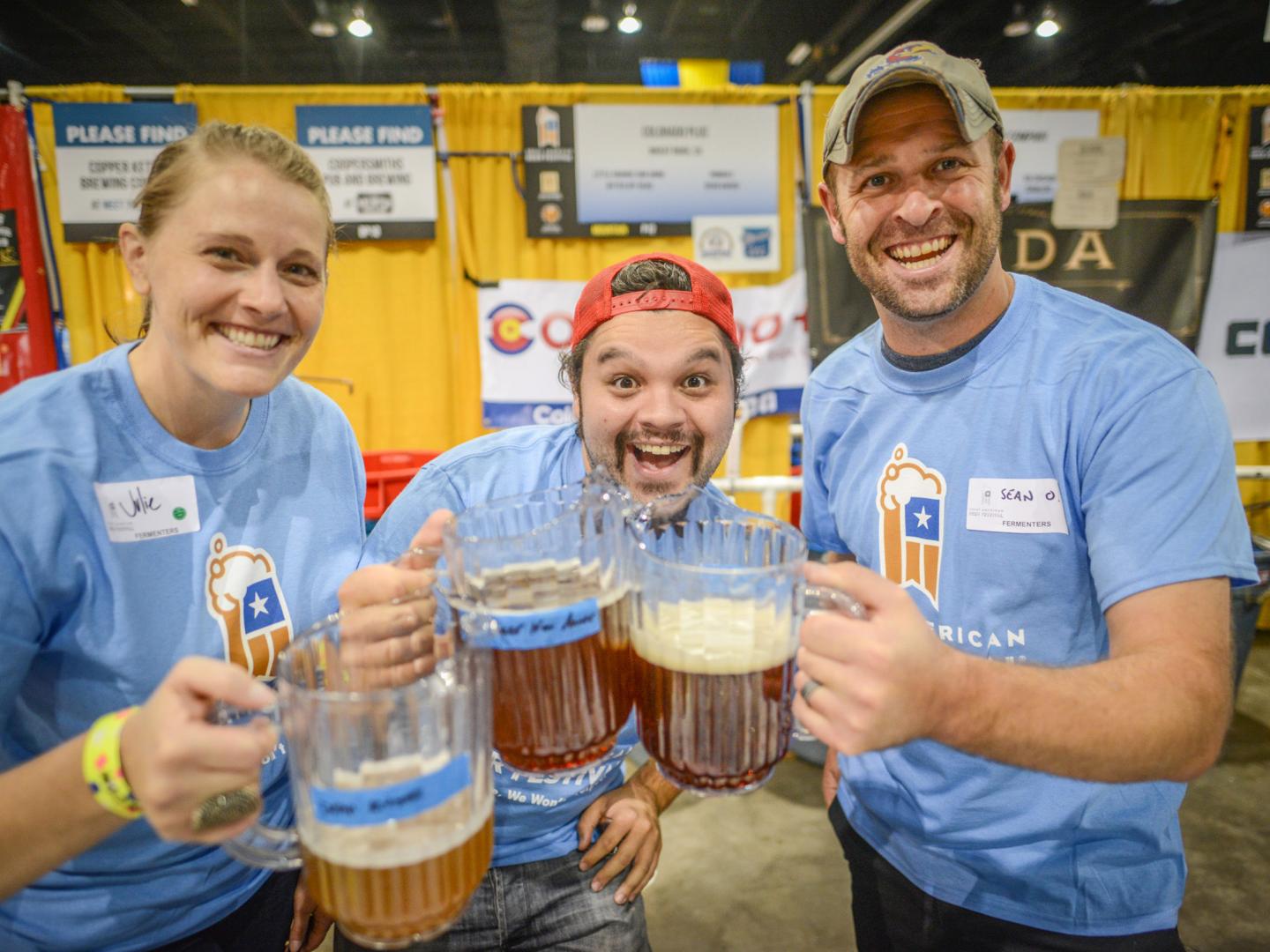 在科罗拉多州丹佛啤酒周上品尝精酿啤酒 在科罗拉多州丹佛啤酒周上品尝精酿啤酒