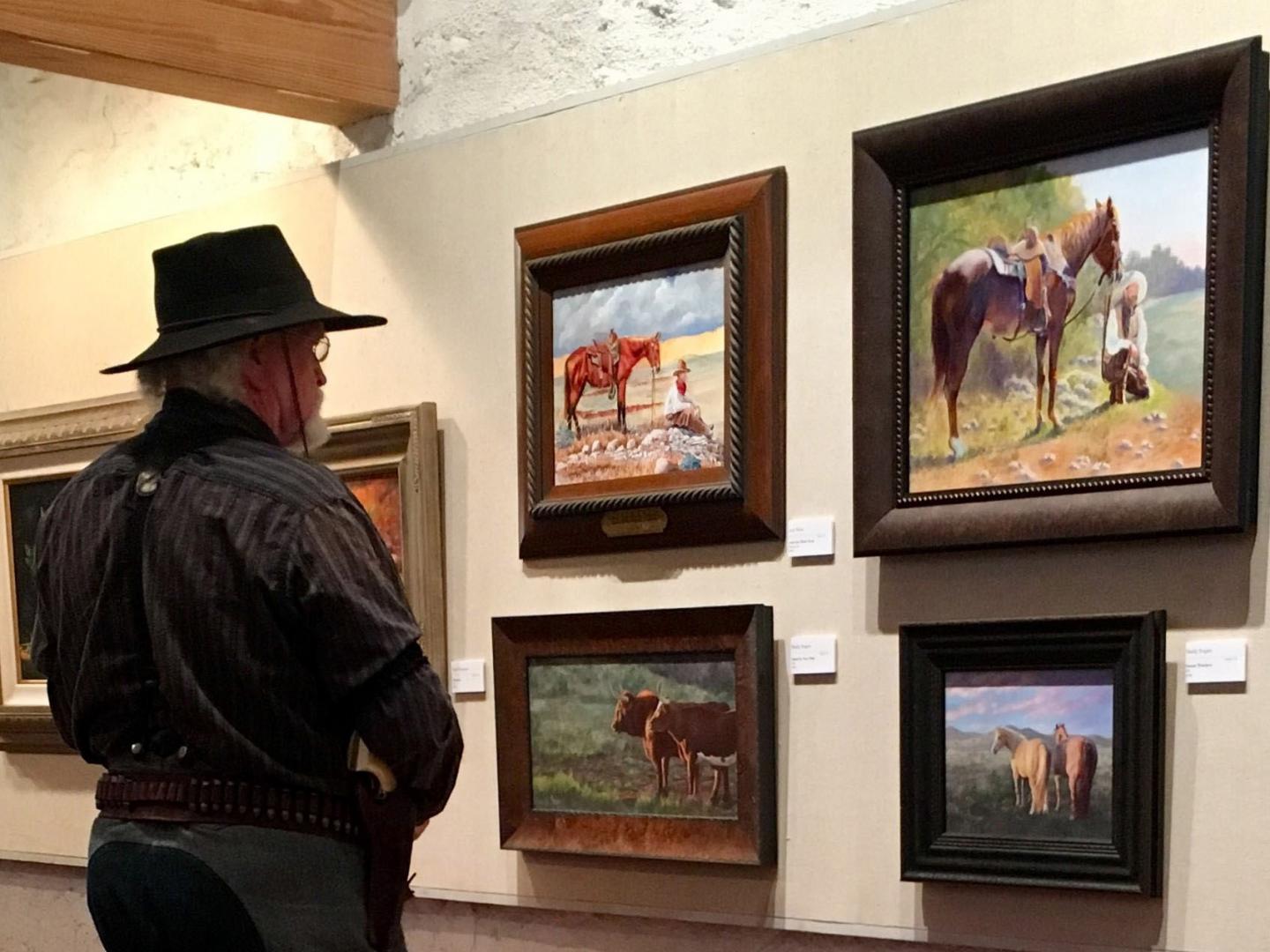 在德克萨斯州圣安吉洛的美国普莱恩斯艺术家年度大赛期间欣赏艺术作品