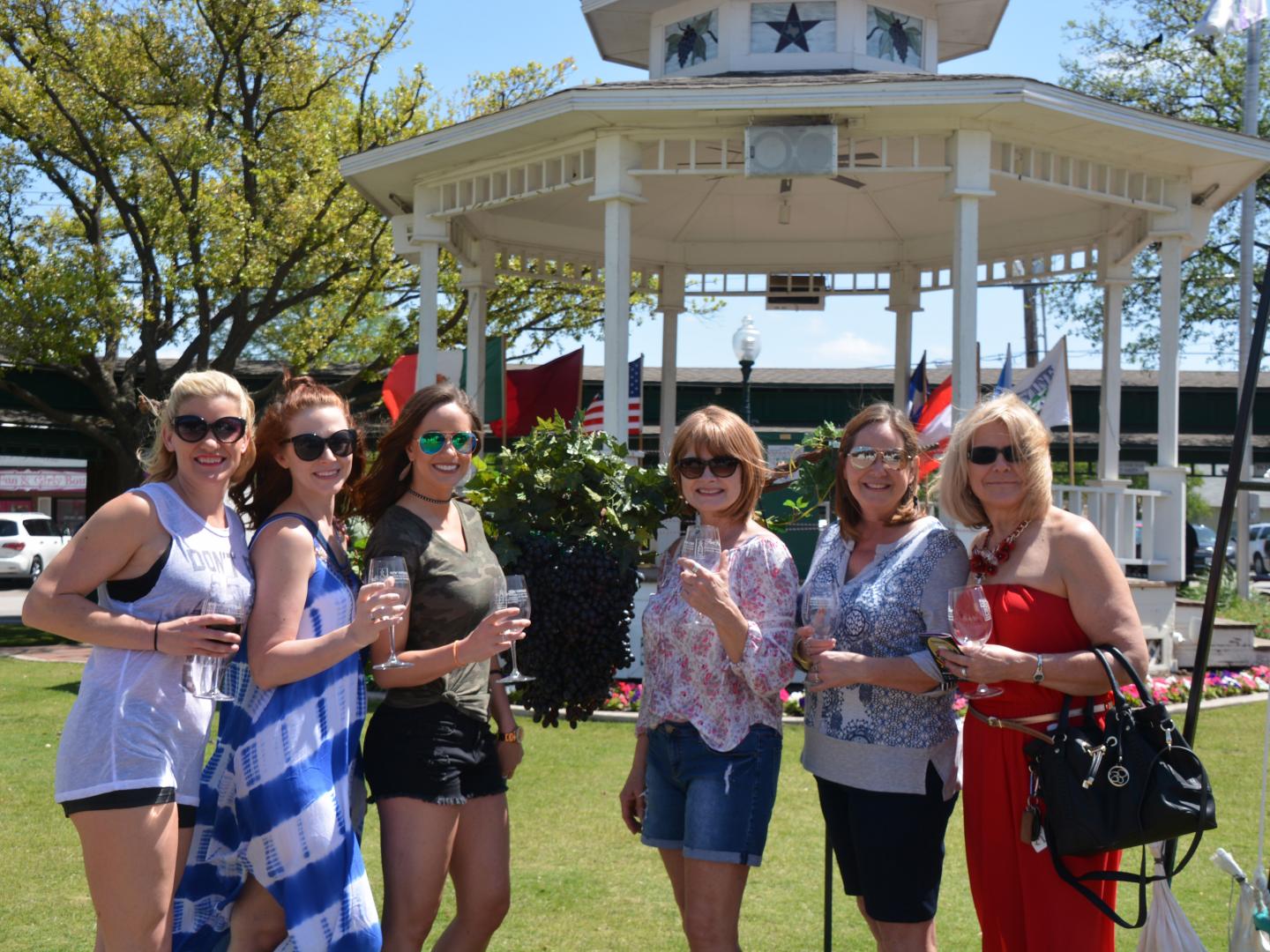 在德克萨斯州格雷普韦恩的 New Vintage Wine & Gallery Trail & Blessing of the Vines 节日期间细品醇美葡萄酒并拍照留念