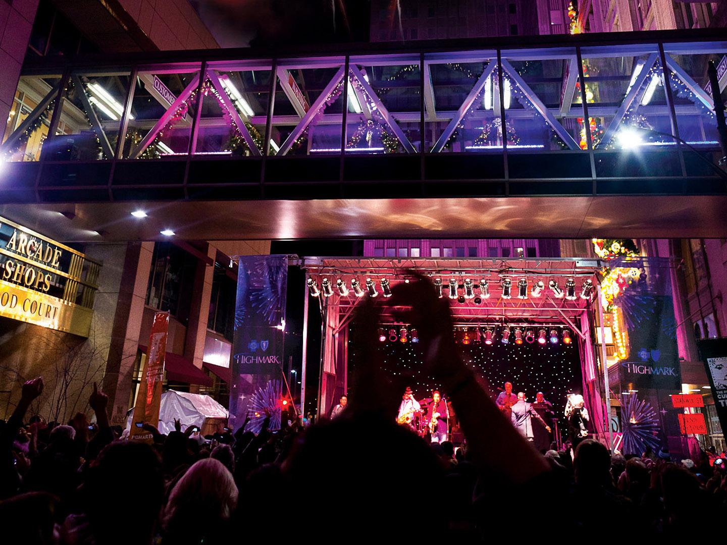 宾夕法尼亚州匹兹堡庆祝新年前夜的烟花表演 宾夕法尼亚州匹兹堡庆祝新年前夜的烟花表演