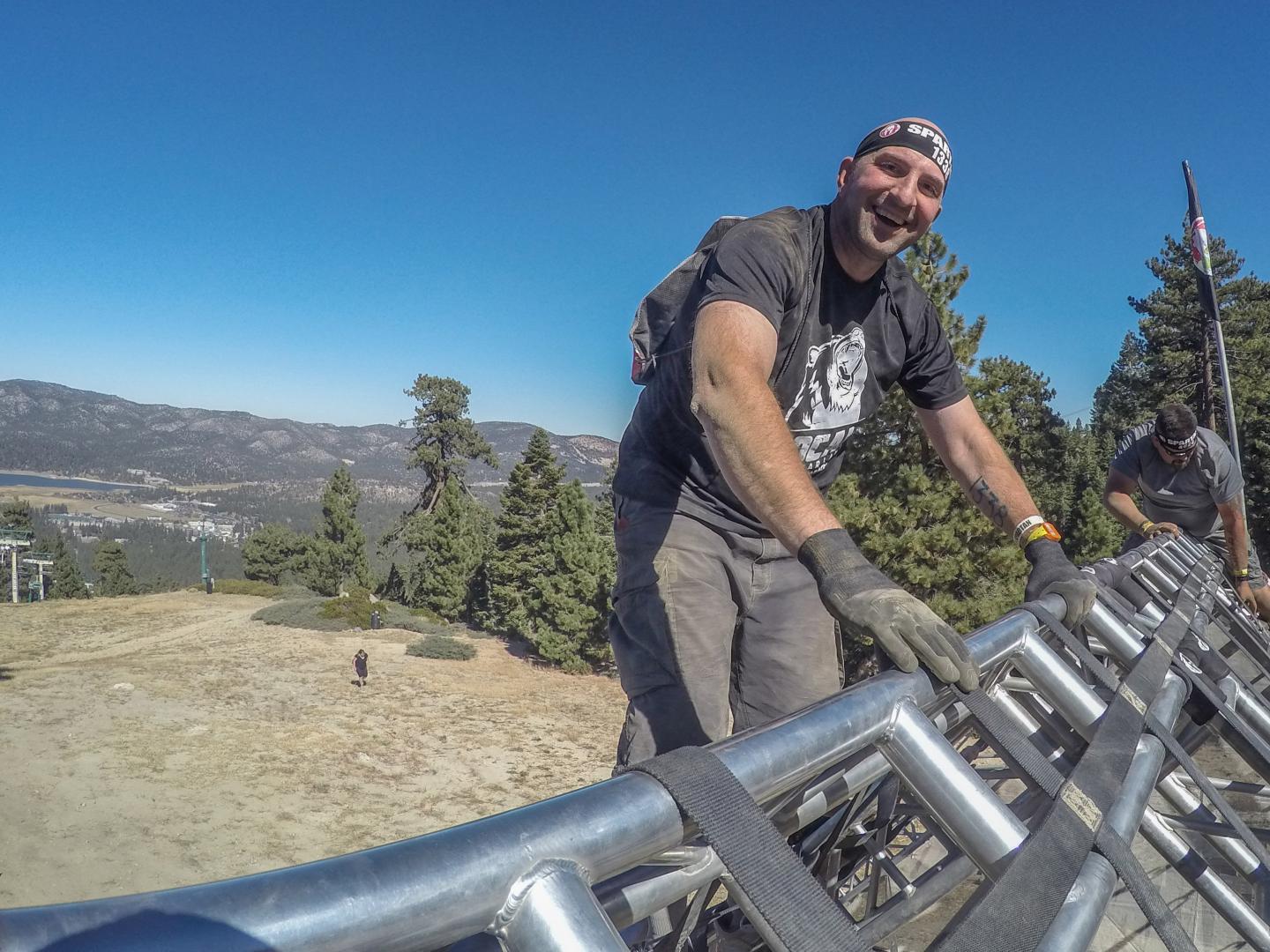 参加加利福尼亚州大熊湖斯巴达勇士野兽赛