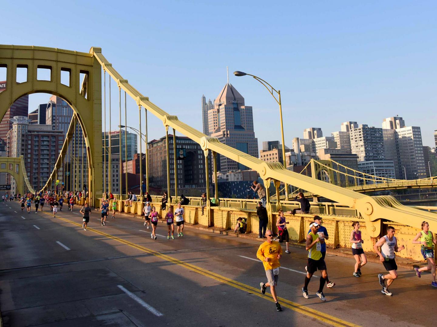 运动员在匹兹堡马拉松比赛期间穿过克莱蒙托桥 (Clemente Bridge) 运动员在匹兹堡马拉松比赛期间穿过克莱蒙托桥 (Clemente Bridge)