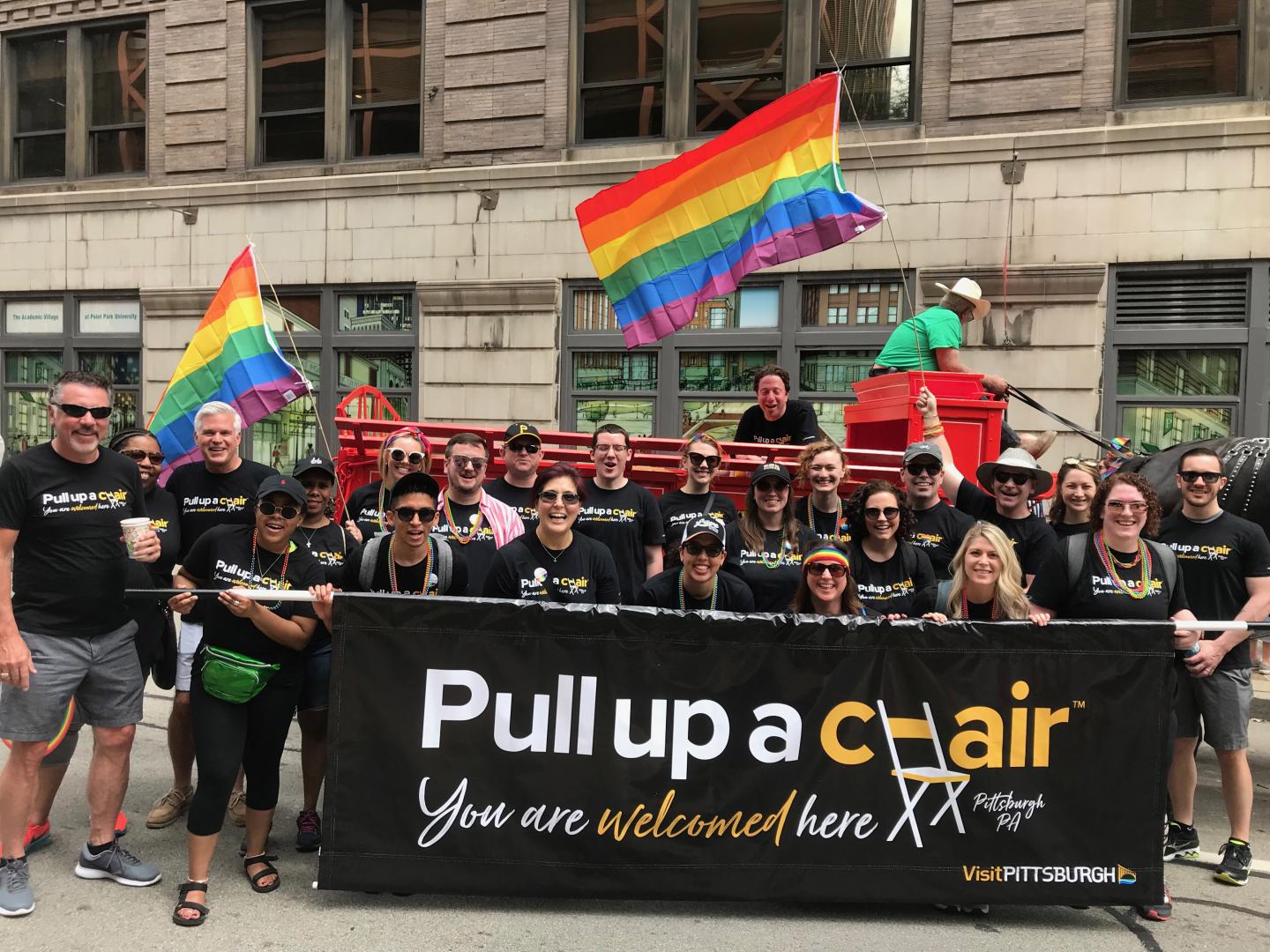 在匹兹堡骄傲节游行期间摆好 pose 留影 在匹兹堡骄傲节游行期间摆好 pose 留影