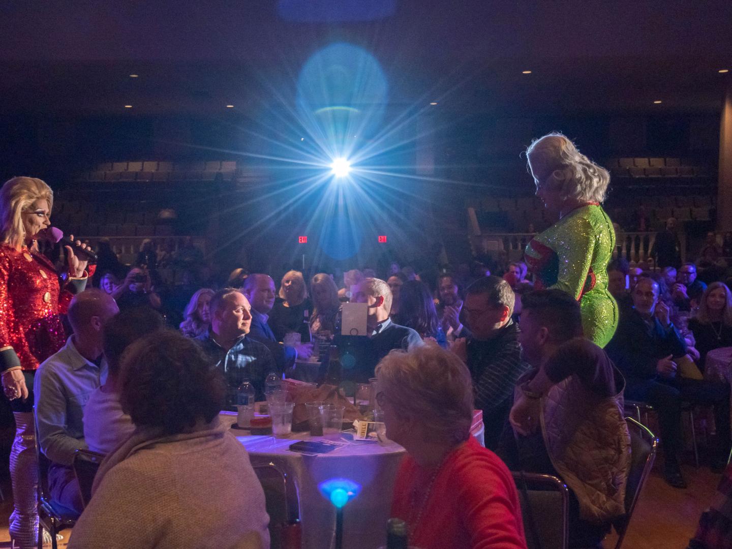 变装皇后在密西西比州纳奇兹的 Y'all Means All 进行表演 变装皇后在密西西比州纳奇兹的 Y'all Means All 进行表演