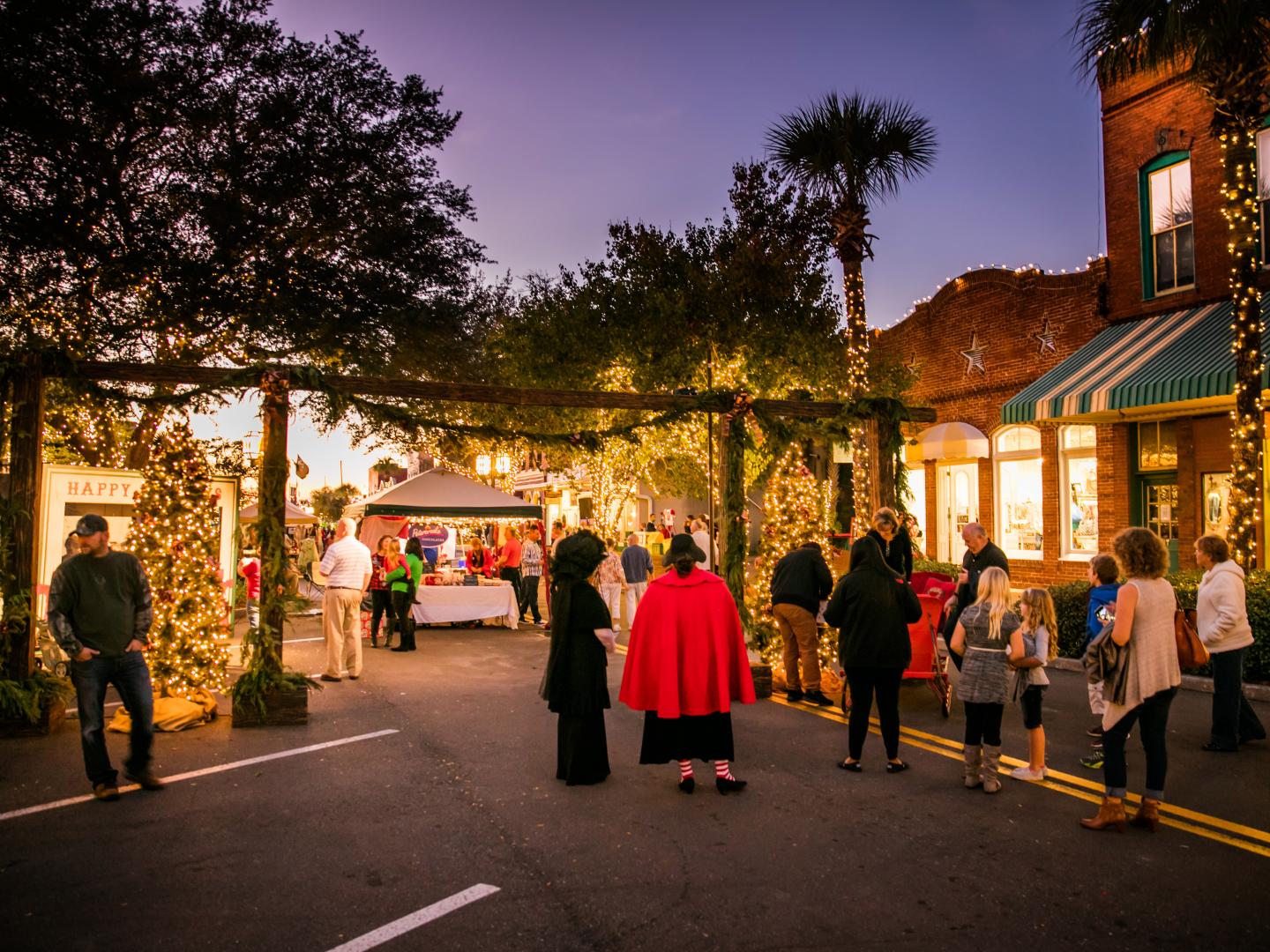 Dickens on Centre 庆典期间佛罗里达州费南迪纳海滩 (Fernandina Beach) 的市中心