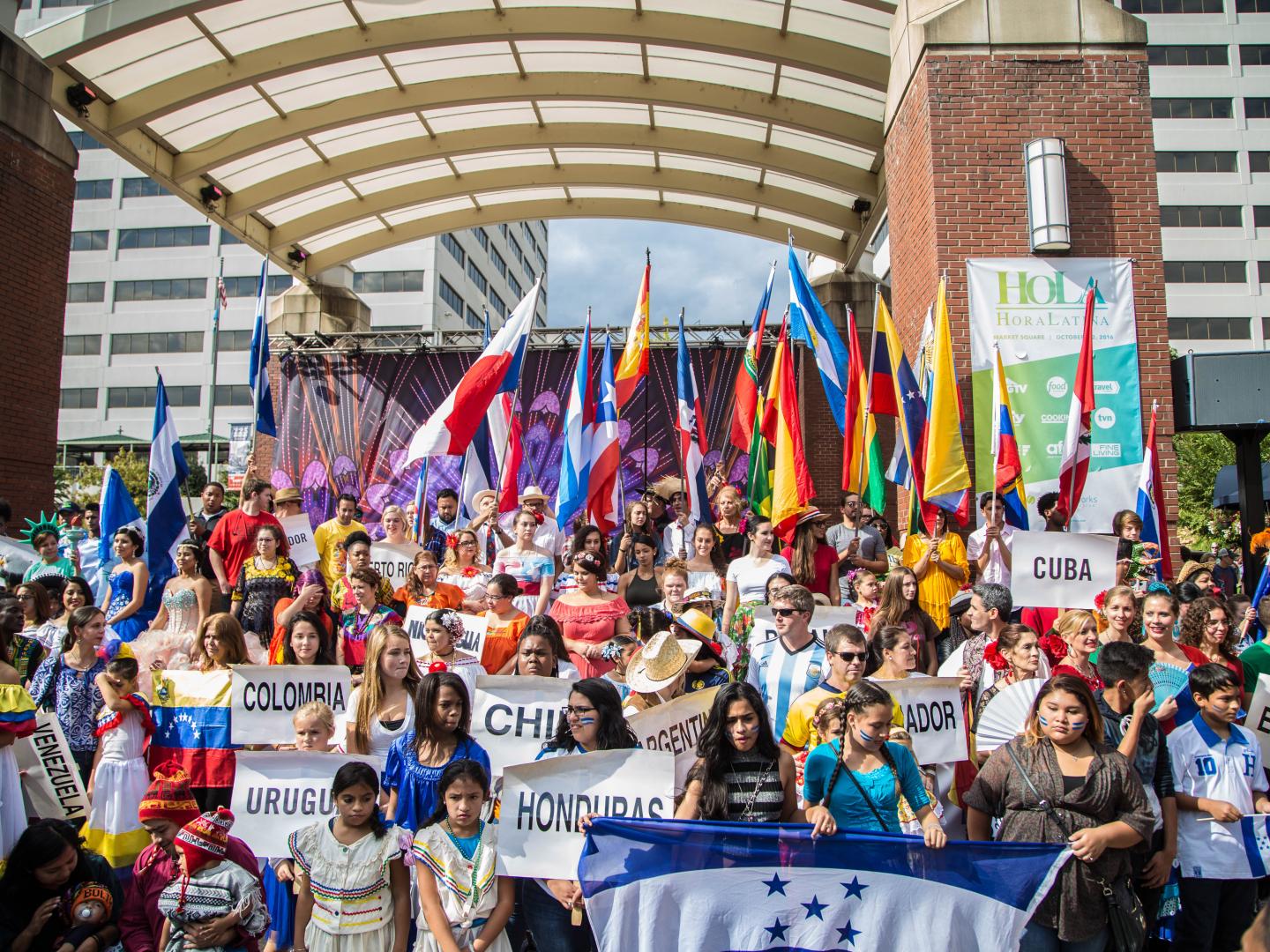 在田纳西州诺克斯维尔 HoLa 狂欢节上庆祝西班牙文化 在田纳西州诺克斯维尔 HoLa 狂欢节上庆祝西班牙文化