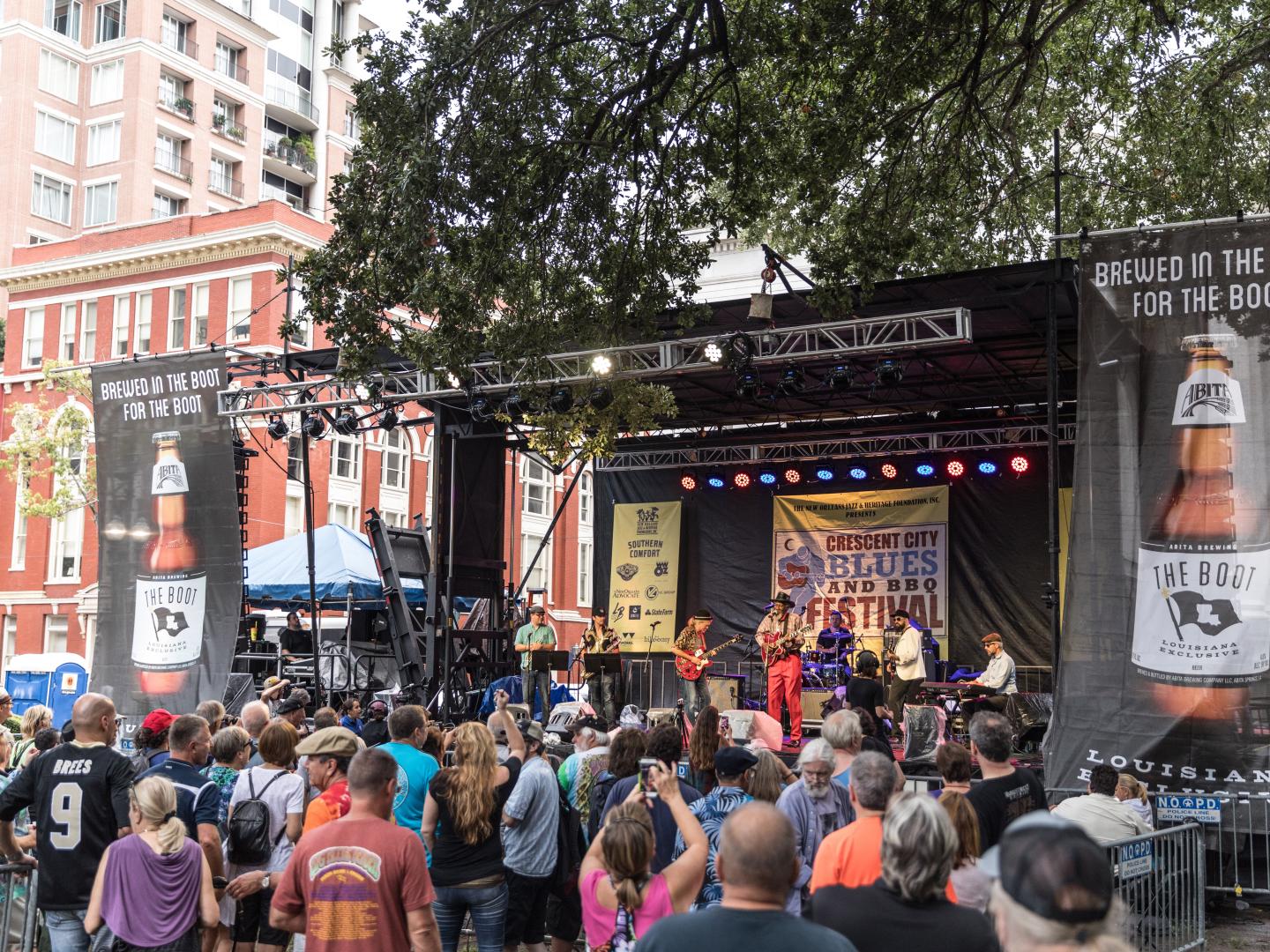 路易斯安那州新奥尔良新月城蓝调烧烤节的现场音乐表演 路易斯安那州新奥尔良新月城蓝调烧烤节的现场音乐表演