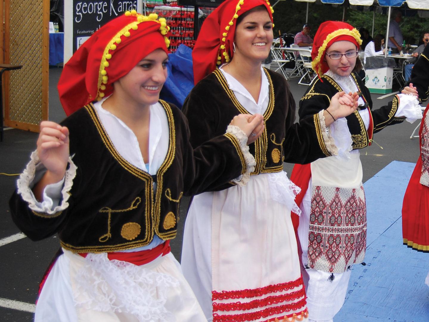 田纳西州诺克斯维尔希腊节上的传统舞蹈表演 田纳西州诺克斯维尔希腊节上的传统舞蹈表演