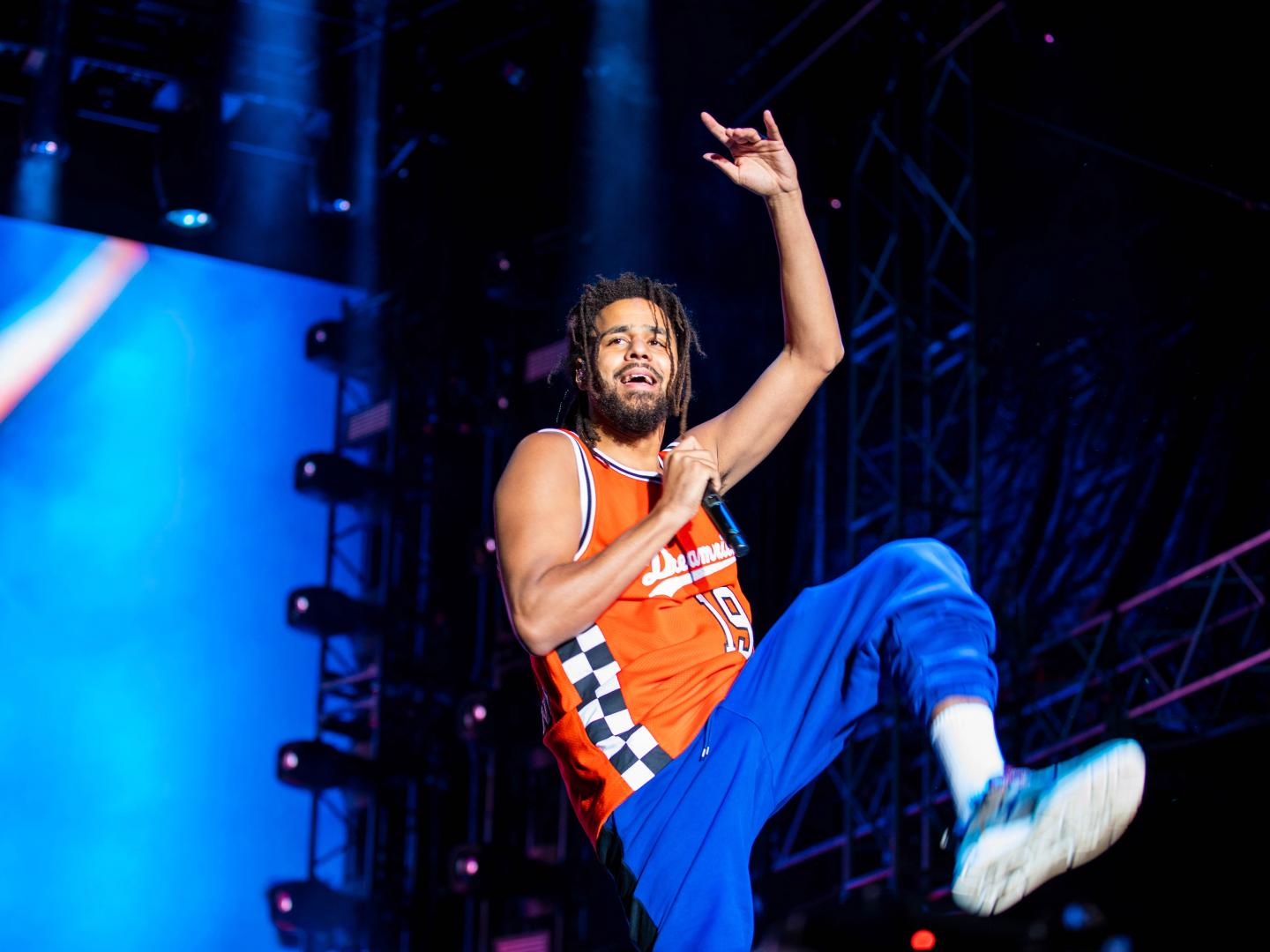 北卡罗来纳州罗利现场音乐活动 Dreamville 音乐节上的一位艺人 北卡罗来纳州罗利现场音乐活动 Dreamville 音乐节上的一位艺人