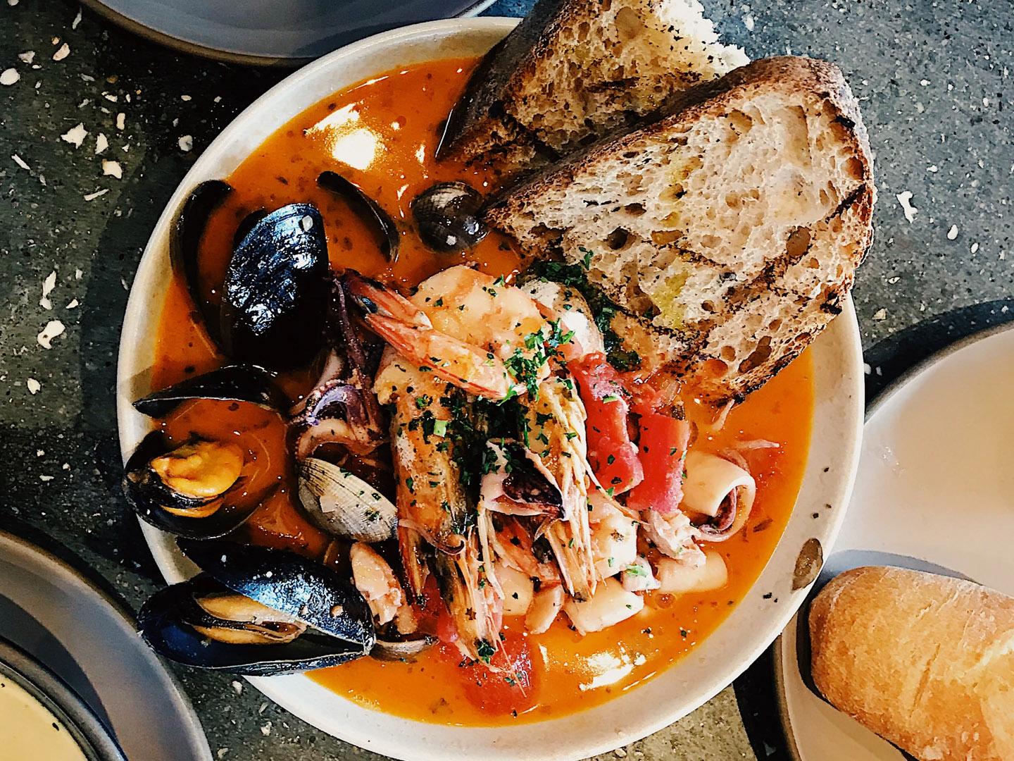 在奥克斯纳德海鲜杂烩节上品尝一种美味的杂烩羹 在奥克斯纳德海鲜杂烩节上品尝一种美味的杂烩羹