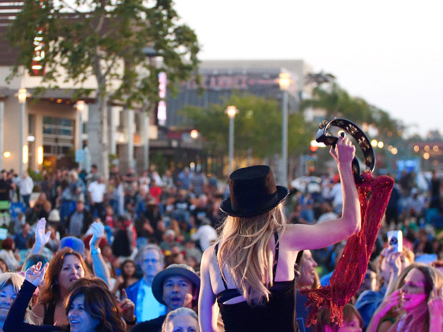 在加利福尼亚州奥克斯纳德的夏季音乐会系列 Rock the Collection 上欣赏现场音乐 在加利福尼亚州奥克斯纳德的夏季音乐会系列 Rock the Collection 上欣赏现场音乐