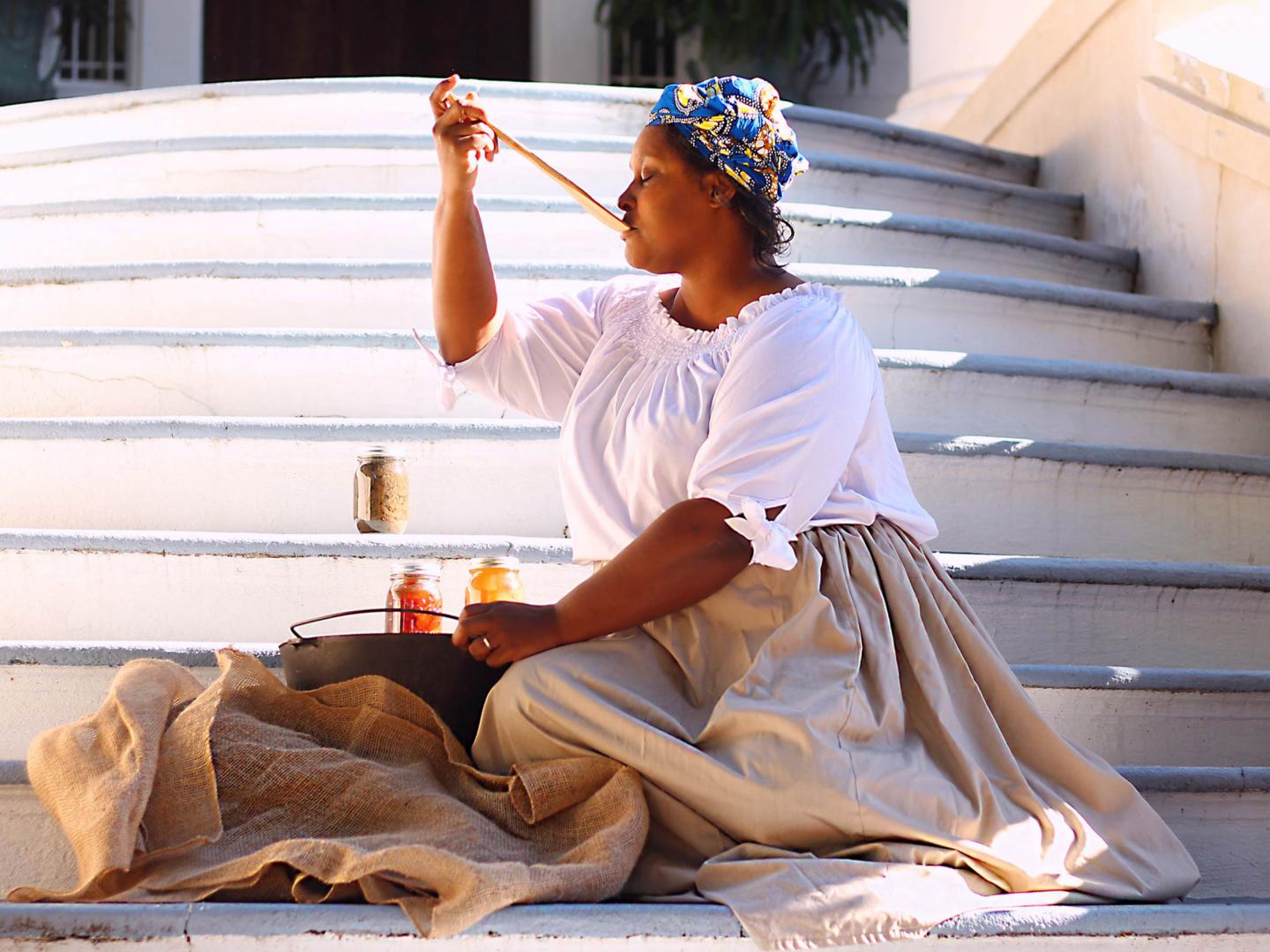 Jarita Frazier King,灵魂美食融合节的组织者,同时也是纳奇兹传统烹饪学校的所有者/经营者 Jarita Frazier King,灵魂美食融合节的组织者,同时也是纳奇兹传统烹饪学校的所有者/经营者