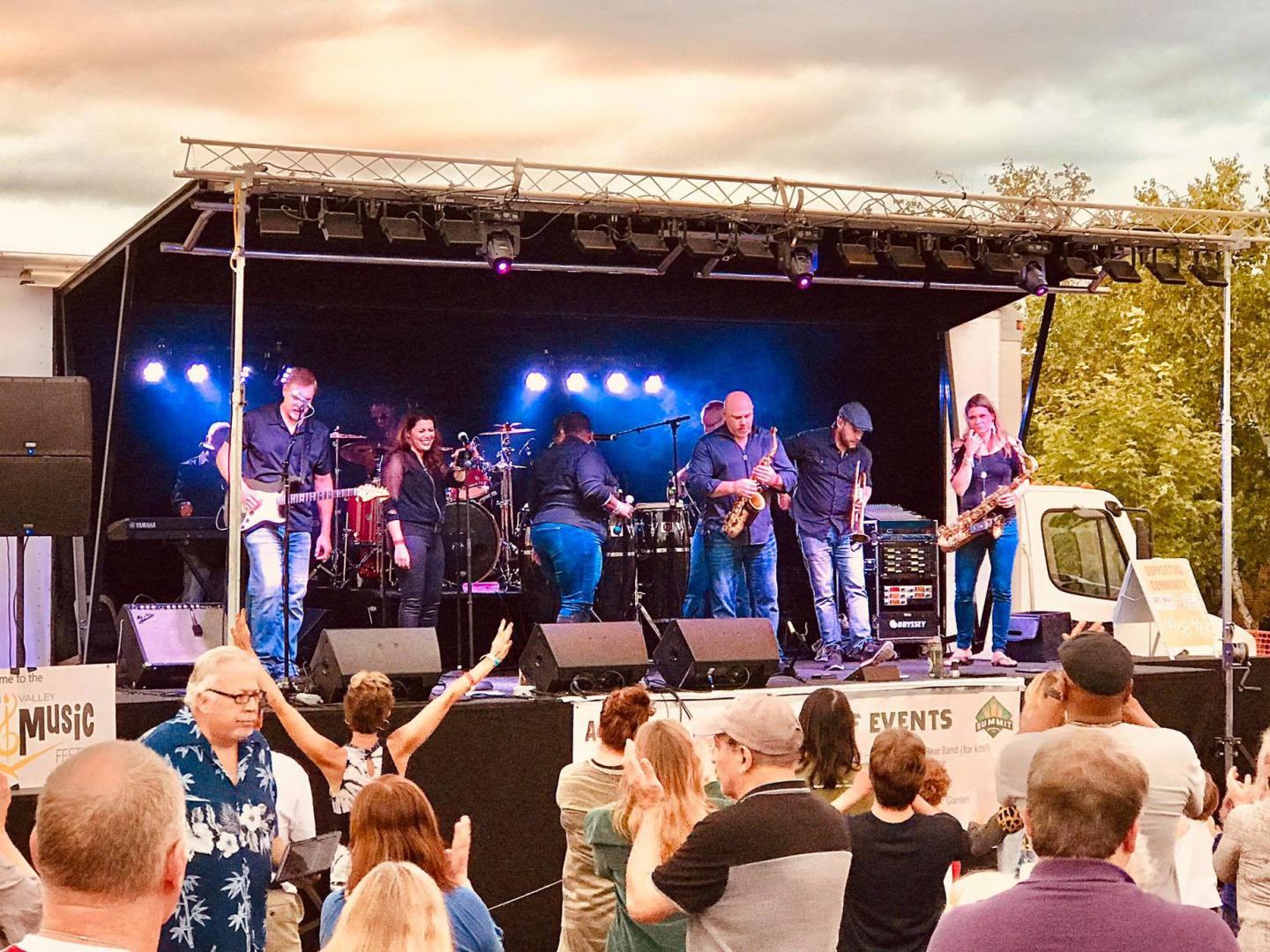 在黄金谷艺术音乐节 (Golden Valley Arts & Music Festival) 上为观众表演节目的乐队