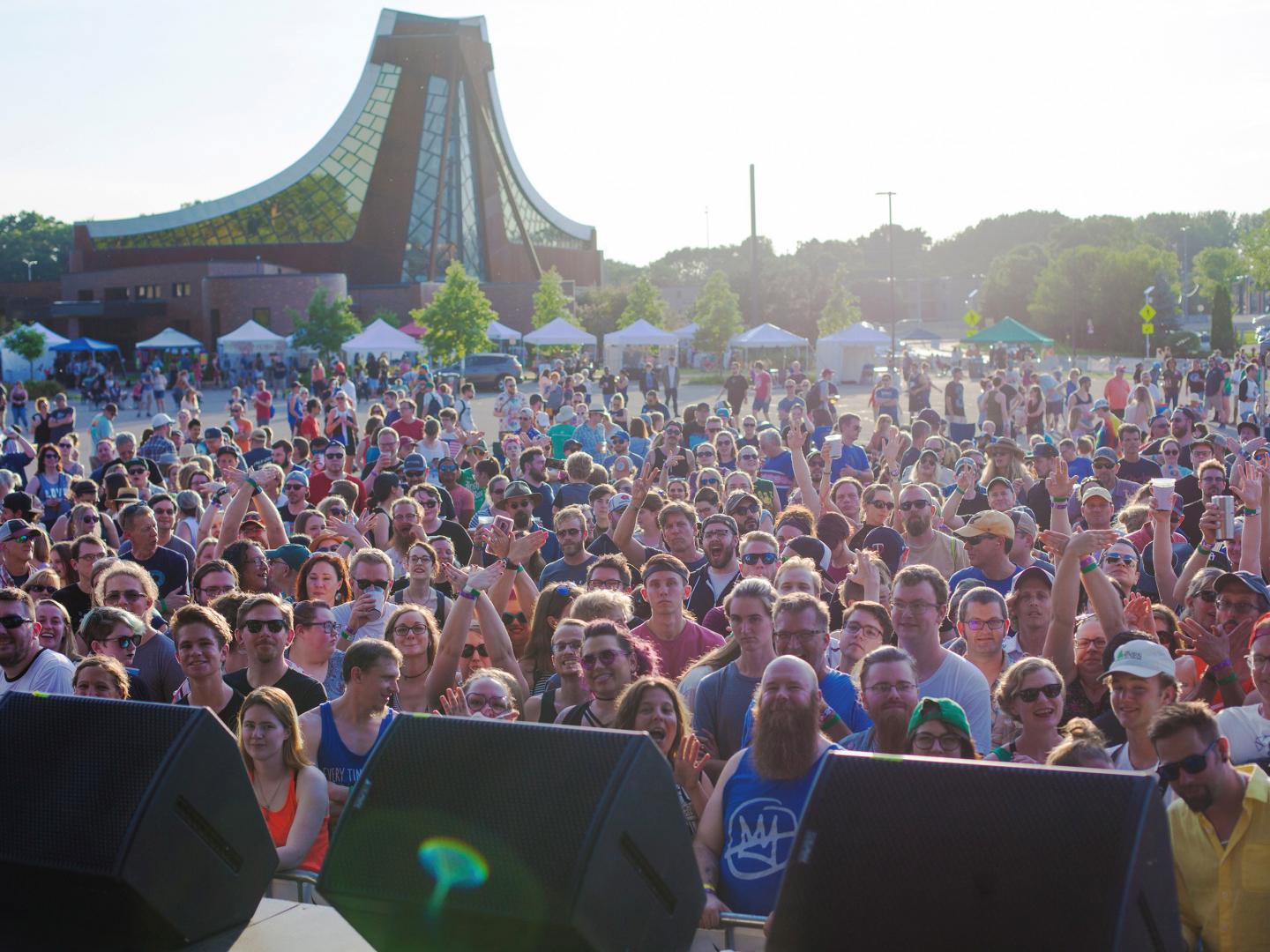 在圣路易斯帕克 Beth El Synagogue 犹太教堂举行的Common Sound 音乐节