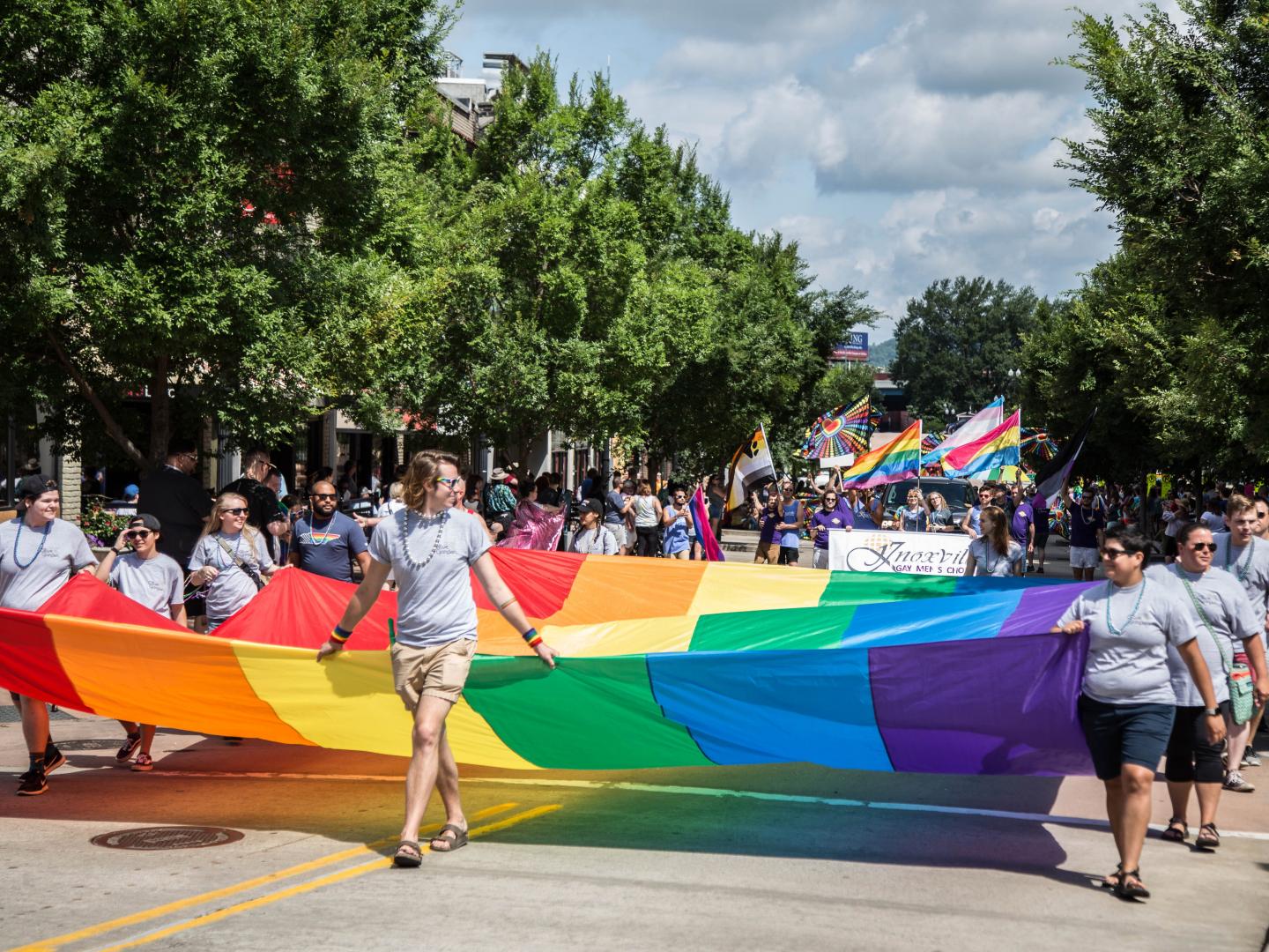 田纳西州诺克斯维尔的诺克斯骄傲游行活动上的巡游队伍 田纳西州诺克斯维尔的诺克斯骄傲游行活动上的巡游队伍