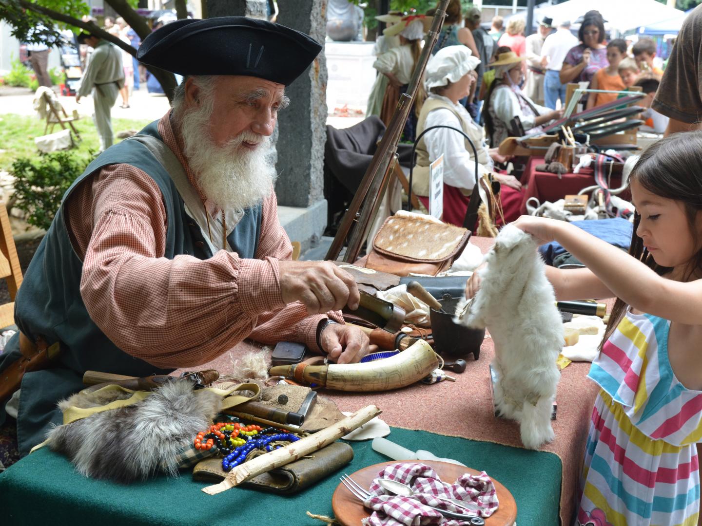 在诺克斯维尔的田纳西州东部历史展会上与盛装打扮的讲解员互动 在诺克斯维尔的田纳西州东部历史展会上与盛装打扮的讲解员互动