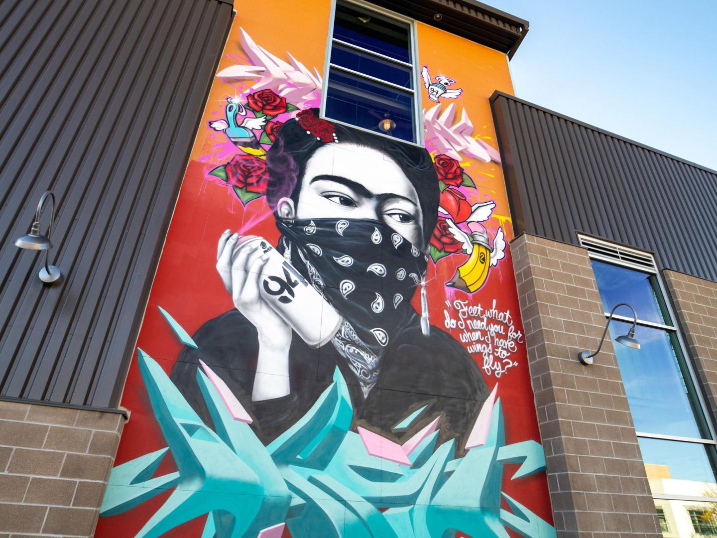 在怀俄明州夏安市的 Paint Slingers 壁画节期间创作的描绘 Frida Kahlo 的壁画