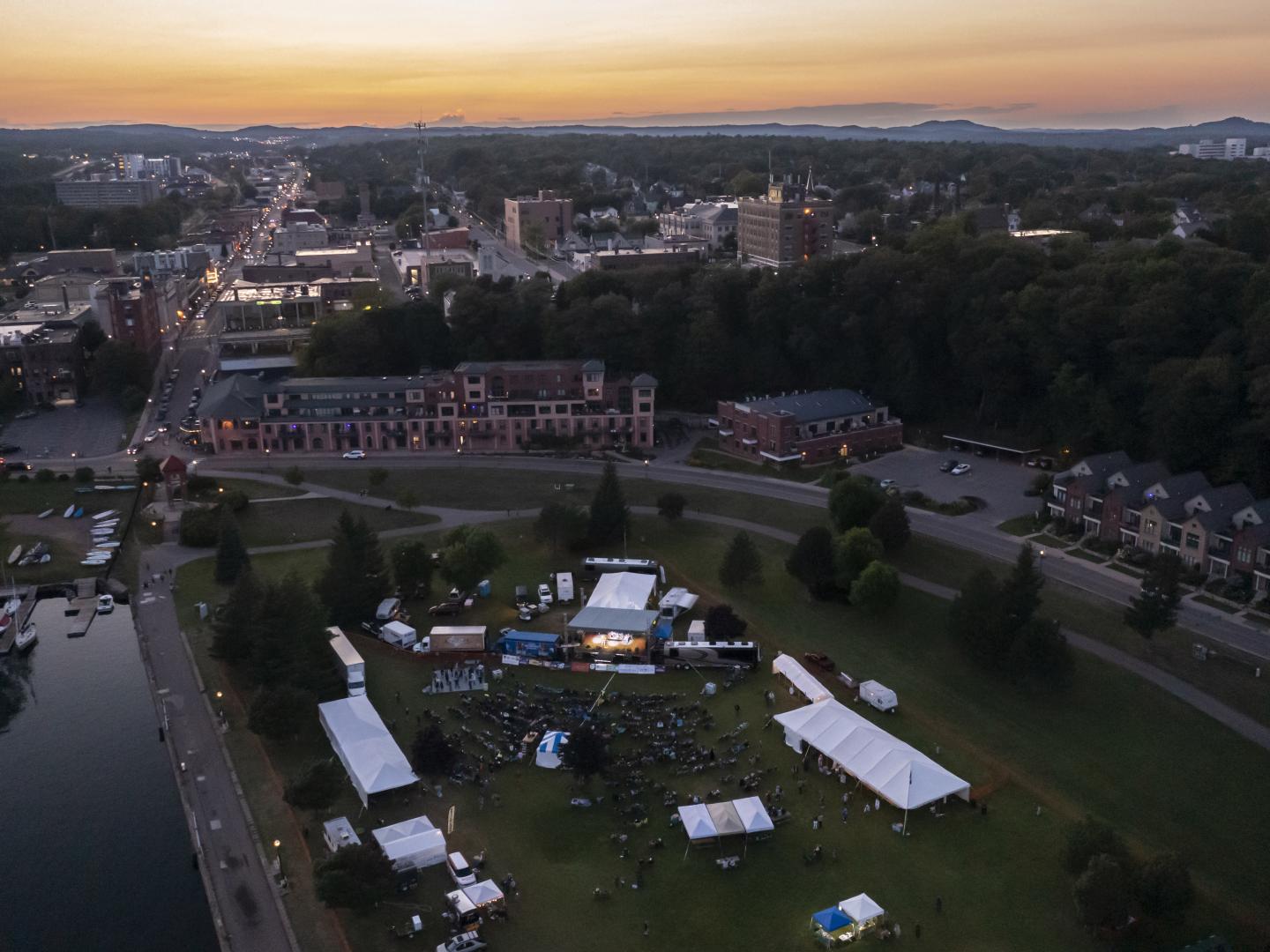 俯瞰密歇根州马奎特蓝调音乐节