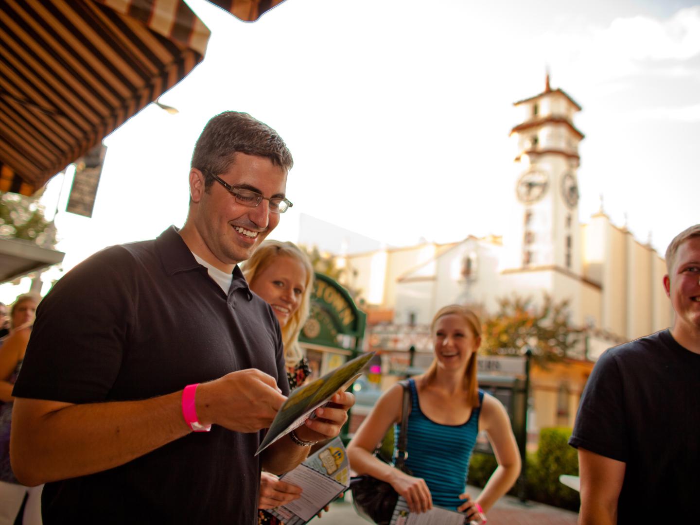 加利福尼亚州维塞利亚市中心魅力美食节的参与者