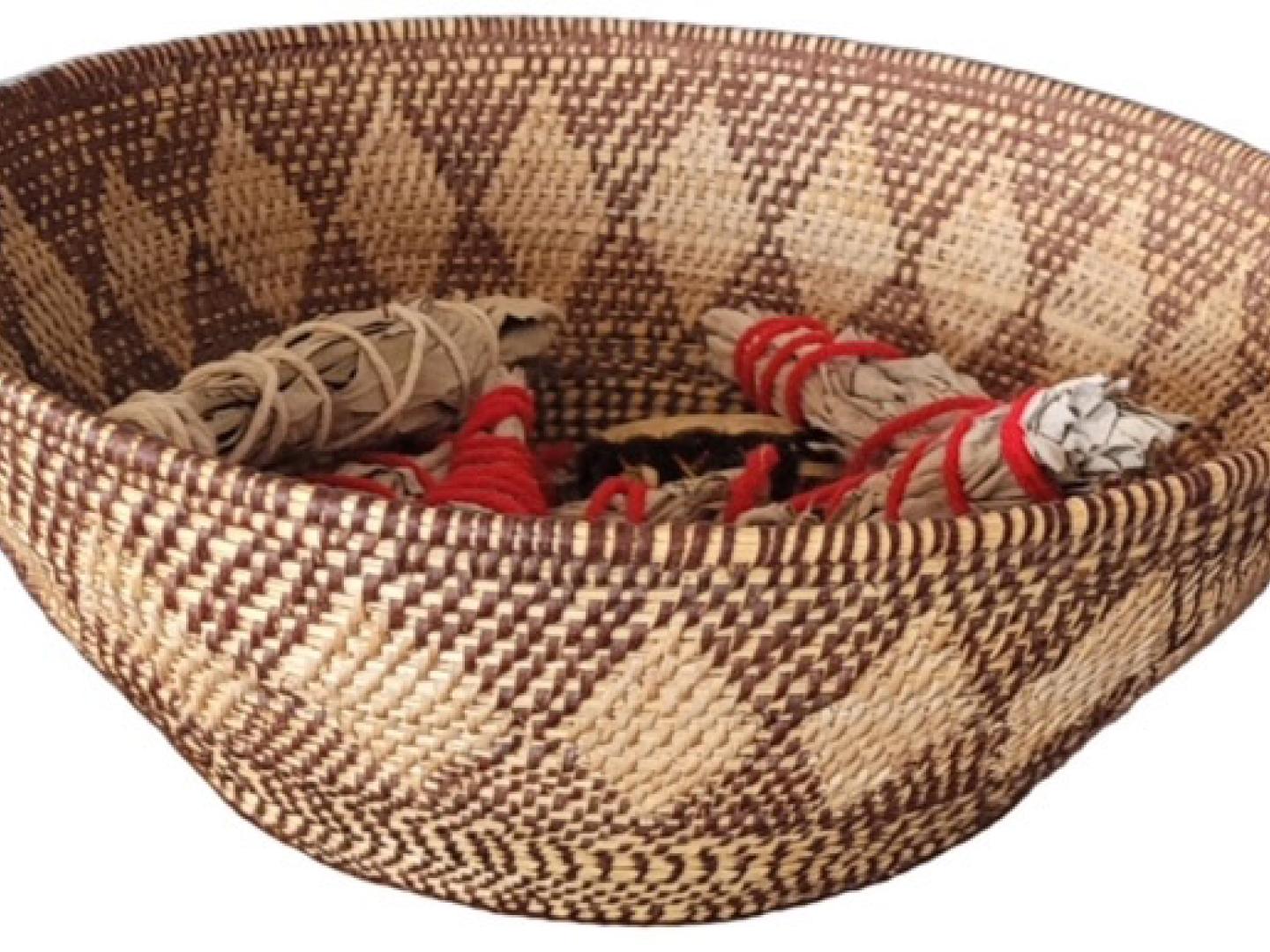 装满鼠尾草的传统篮子，让游客体验“入乡随俗”之感！加利福尼亚州维塞利亚的文化活动