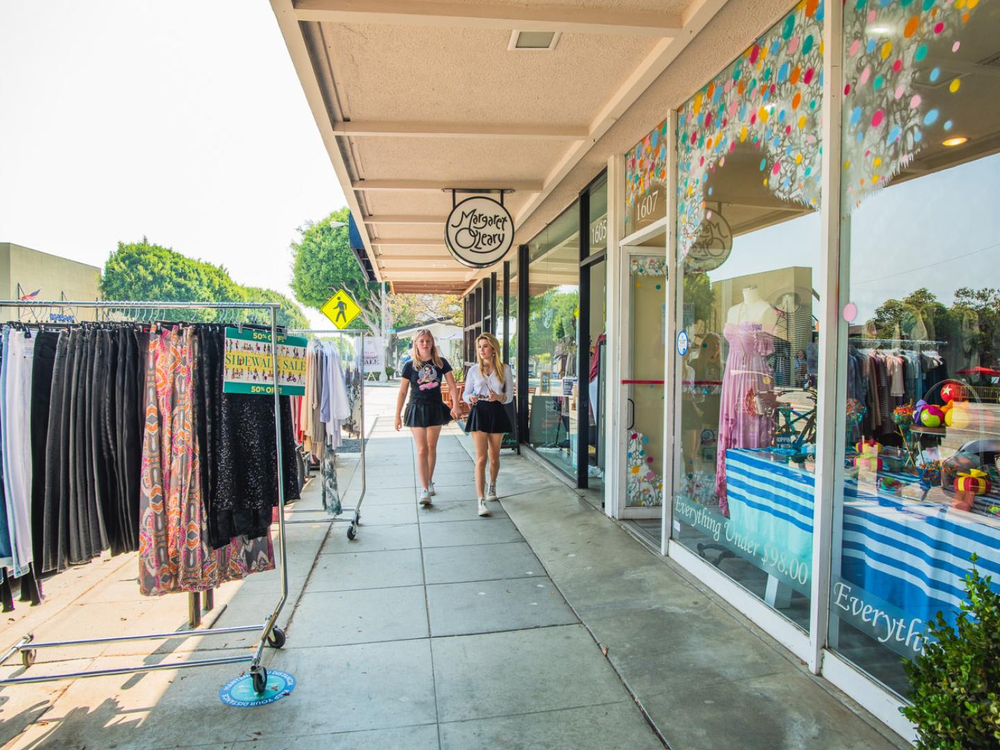 在加利福尼亚州圣莫尼卡蒙大拿大道假日艺术展期间,逛艺术画廊和精品店挑选心仪好物 在加利福尼亚州圣莫尼卡蒙大拿大道假日艺术展期间,逛艺术画廊和精品店挑选心仪好物