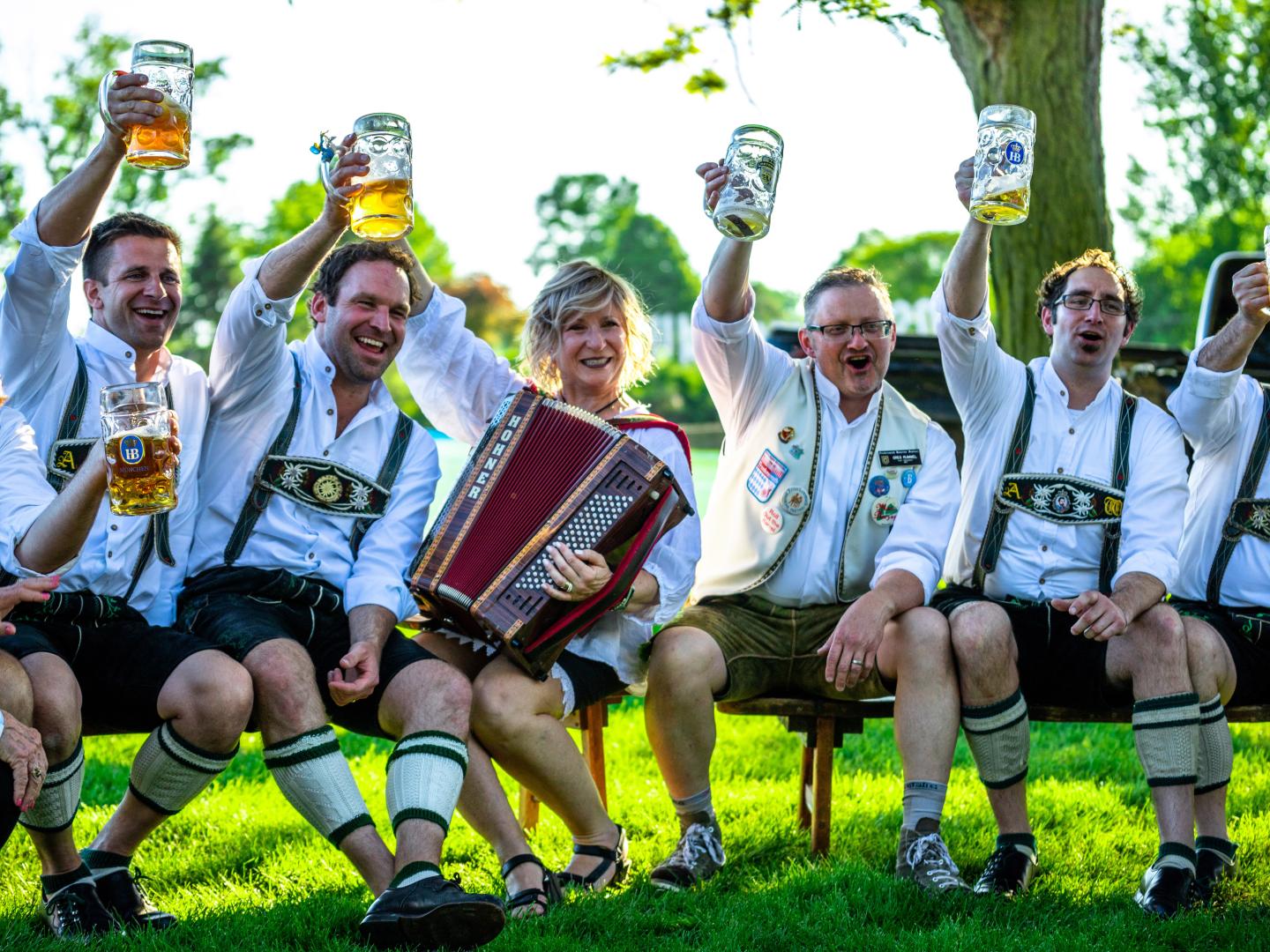 在弗兰肯莫斯巴伐利亚节上，盛装出行的男人们