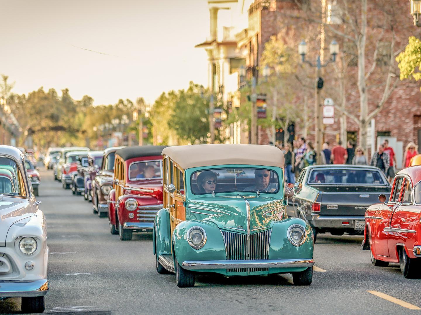 在蒂梅丘拉 Rod Run 活动中，驶过加利福尼亚州蒂梅丘拉老城区的老爷车游行车队