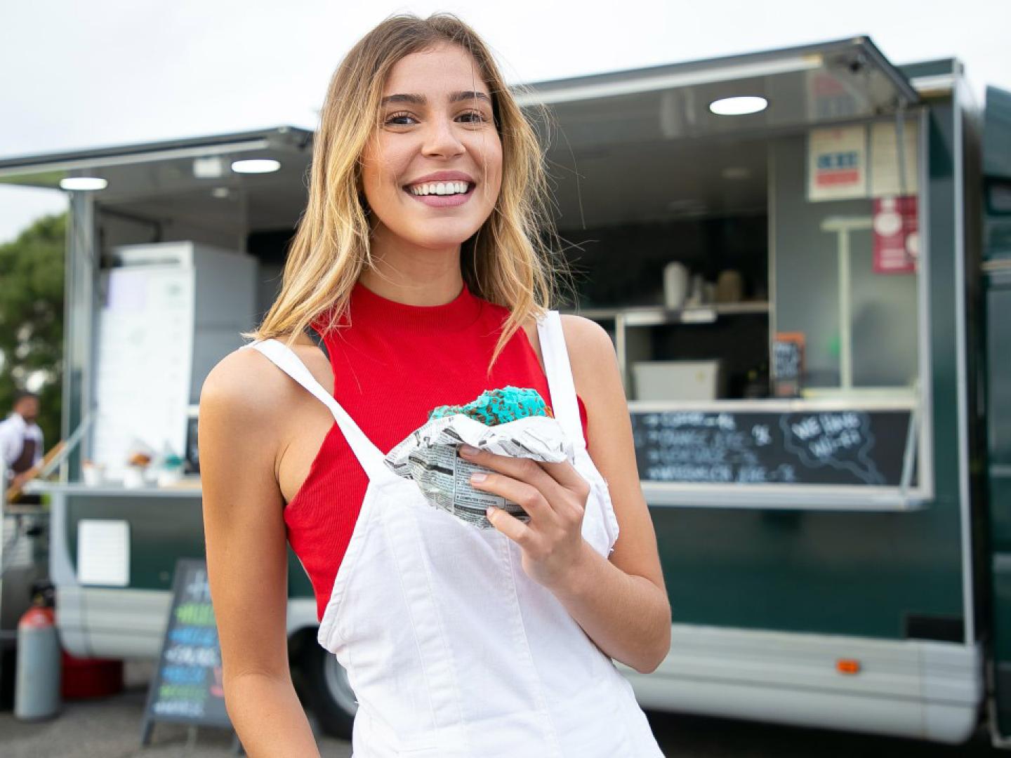 在加利福尼亚州维塞利亚举行的美食餐车挑战赛上品尝玉米饼