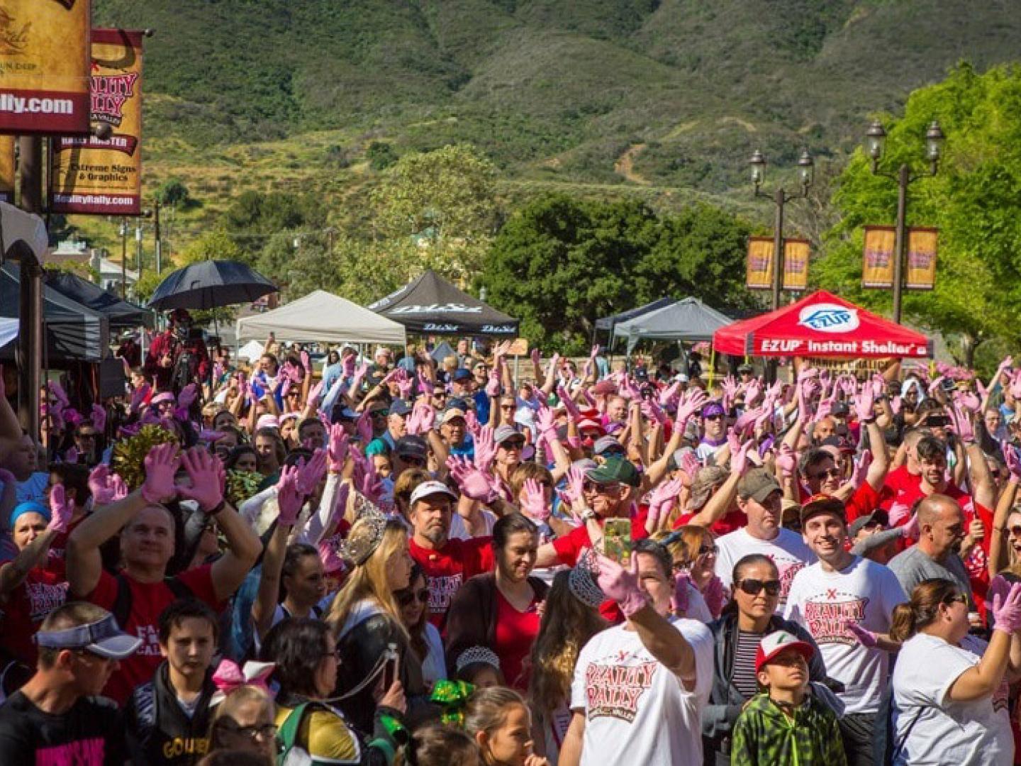 在加利福尼亚州蒂梅丘拉谷的 Reality Rally 电视真人秀活动中，摆姿势拍照的参与者