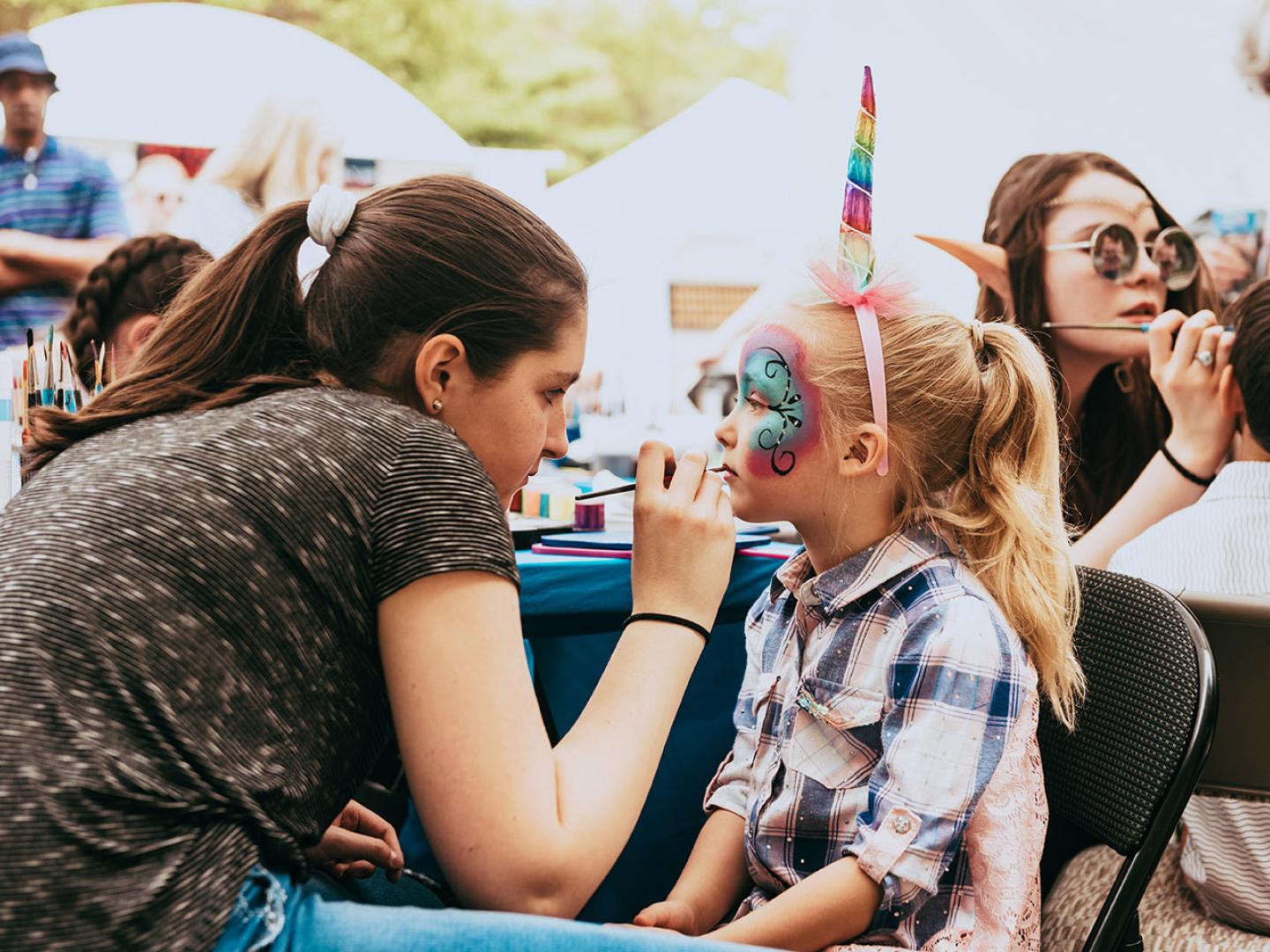 田纳西州富兰克林历史悠久的主街上如火如荼的南瓜节 田纳西州富兰克林历史悠久的主街上如火如荼的南瓜节