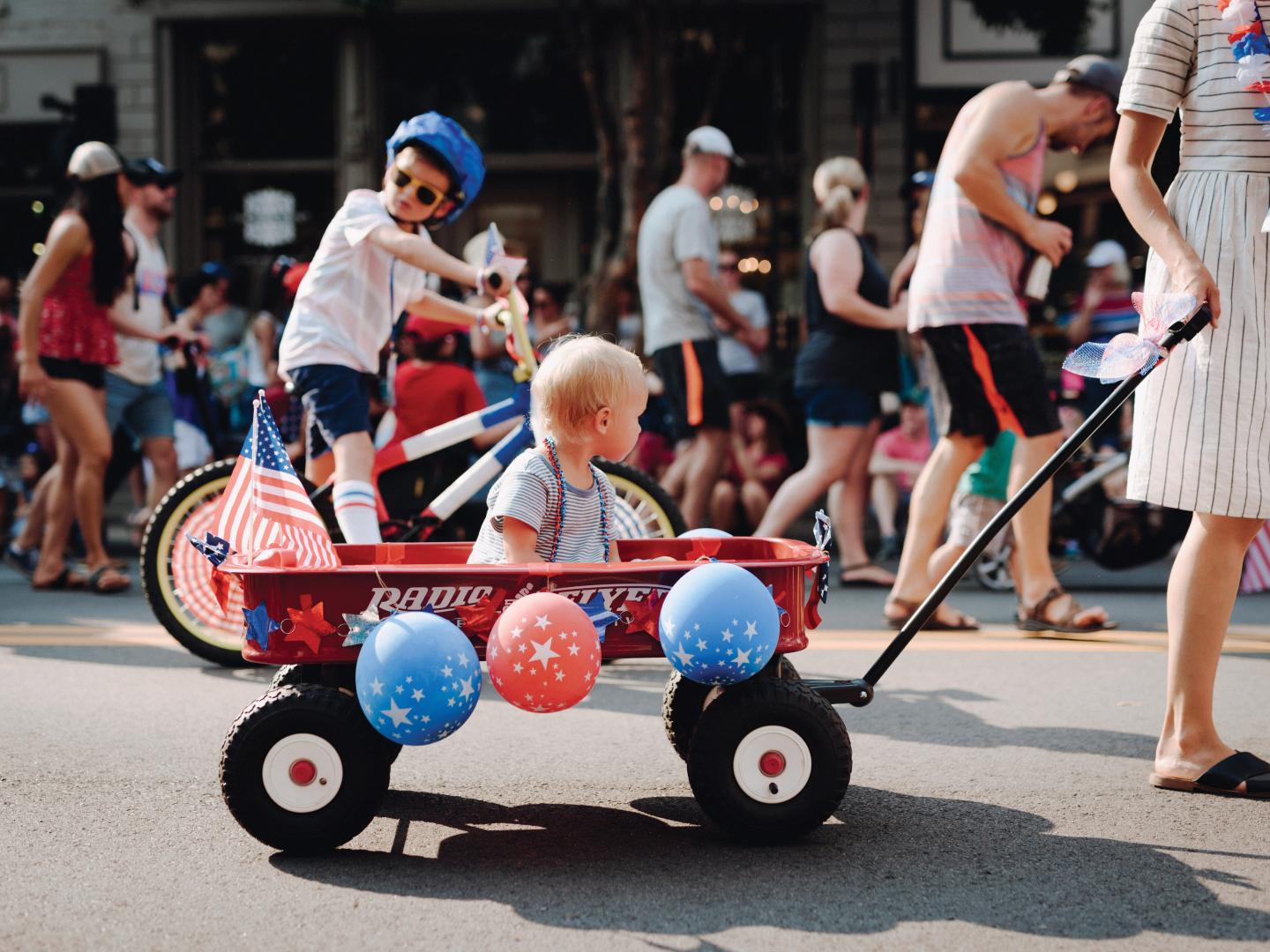 田纳西州富兰克林市中心欢乐祥和的美国国庆节庆祝活动 田纳西州富兰克林市中心欢乐祥和的美国国庆节庆祝活动