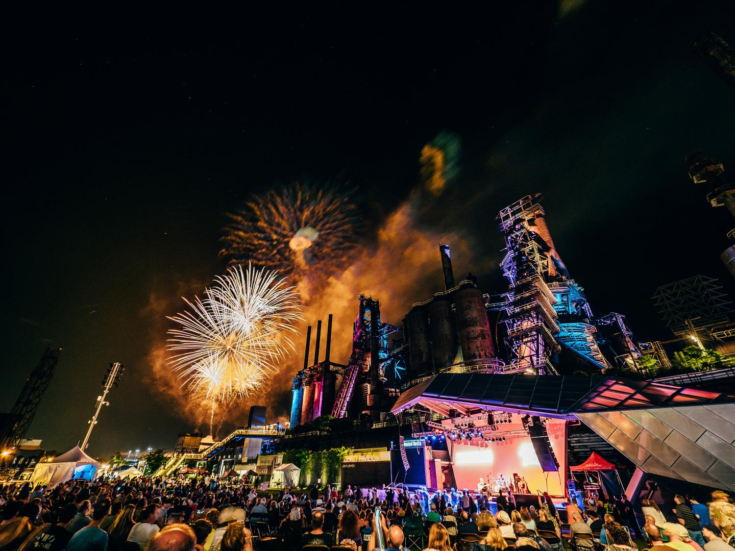 在宾夕法尼亚州伯利恒市 SteelStacks 举行 Musikfest 音乐节期间燃放的烟花