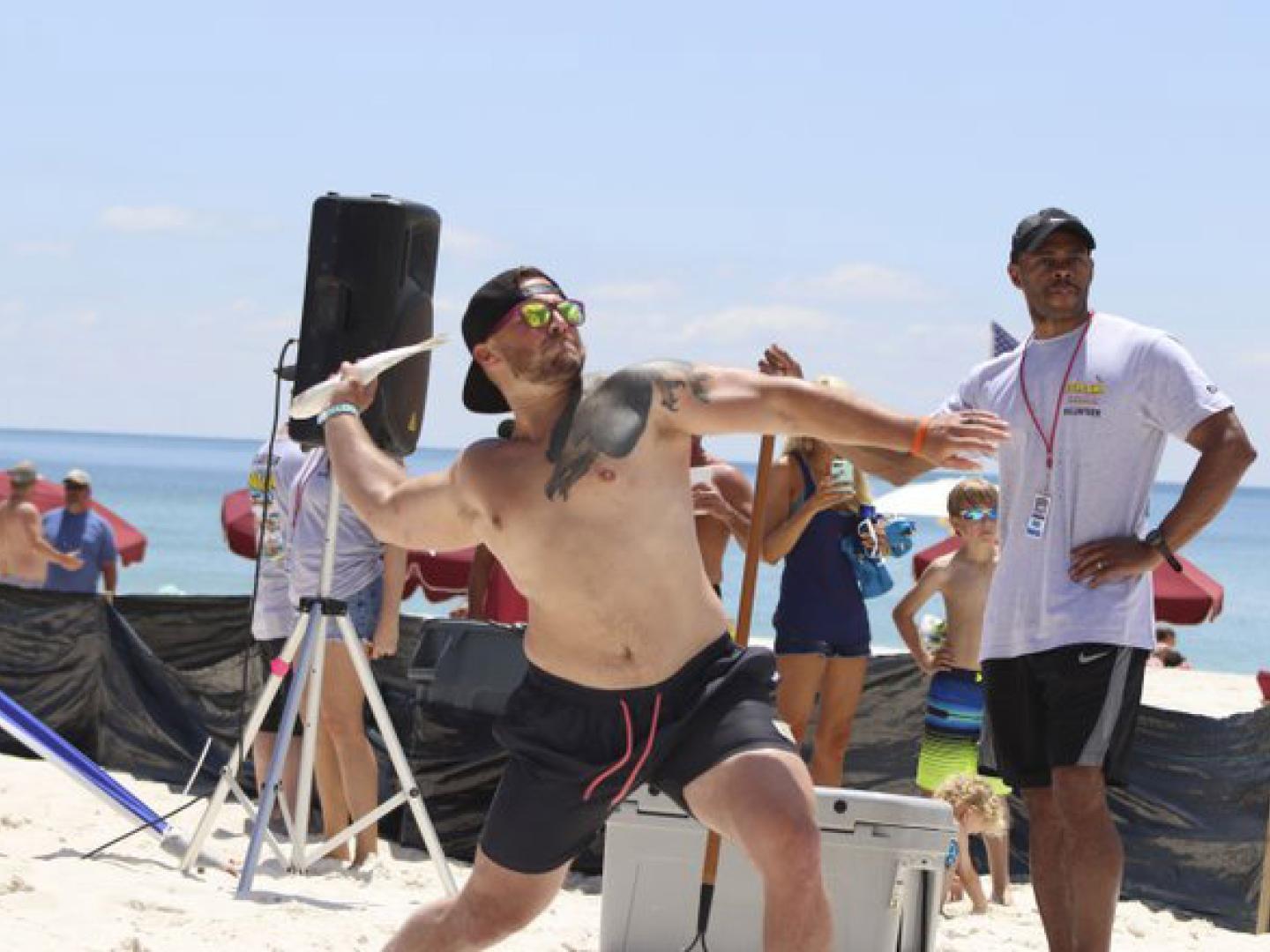 佛罗里达州彭萨科拉的 Flora-Bama Mullet Toss 扔鱼节 佛罗里达州彭萨科拉的 Flora-Bama Mullet Toss 扔鱼节