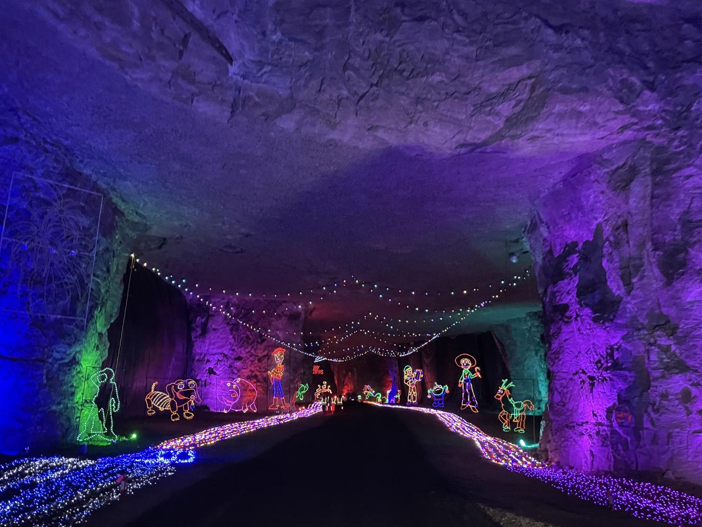 Lights Under Louisville 活动期间,肯塔基州路易斯维尔巨洞里的节日灯光展示 Lights Under Louisville 活动期间,肯塔基州路易斯维尔巨洞里的节日灯光展示