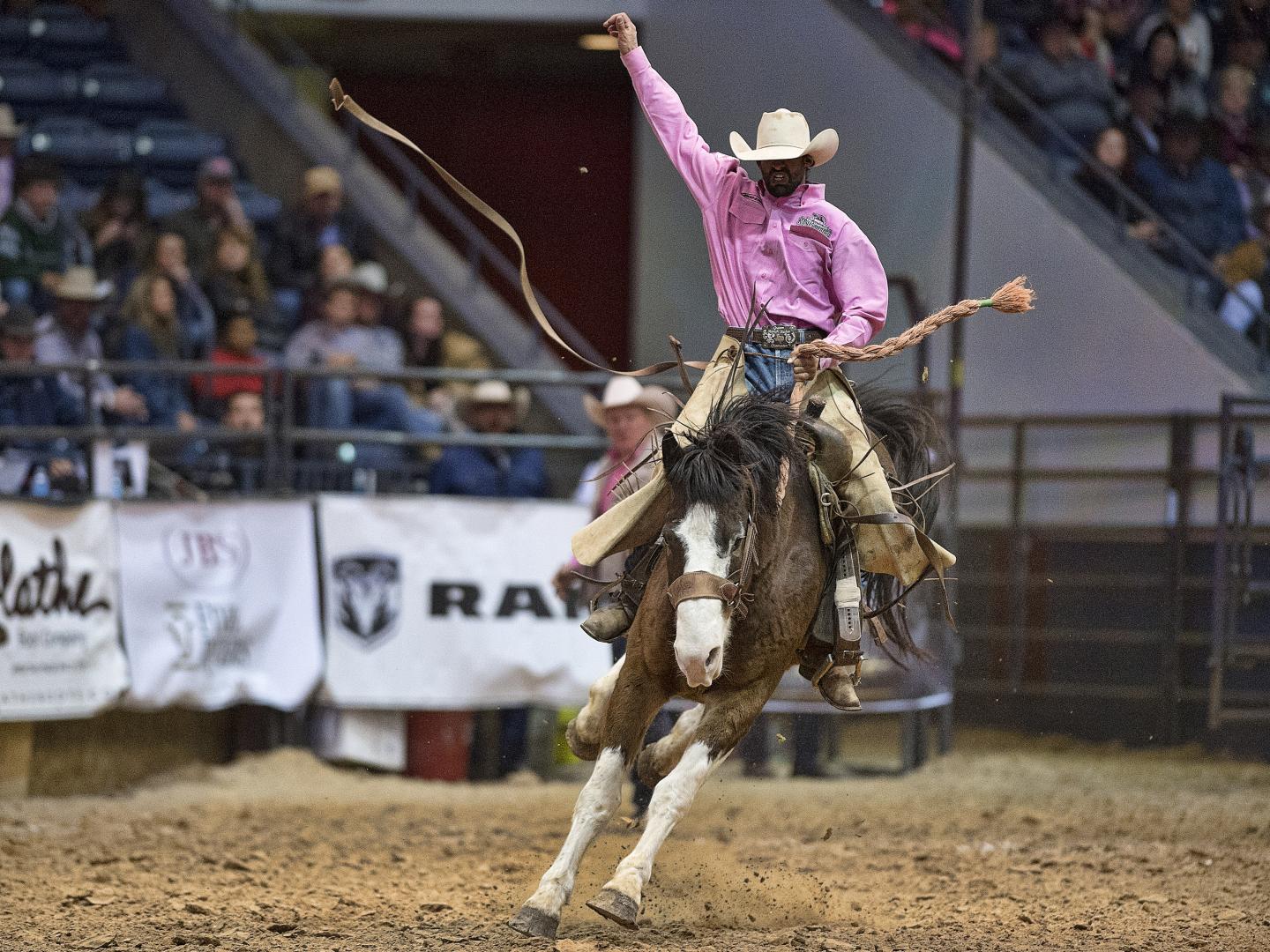 德克萨斯州阿马里洛 WRCA 世界锦标赛牧场牛仔竞技秀上的骑马表演 德克萨斯州阿马里洛 WRCA 世界锦标赛牧场牛仔竞技秀上的骑马表演