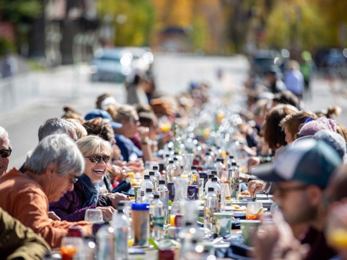 科罗拉多州斯廷博特斯普林斯举办的斯廷博特美食美酒节上的食客 科罗拉多州斯廷博特斯普林斯举办的斯廷博特美食美酒节上的食客