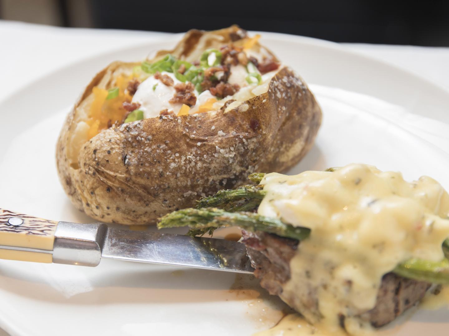 在怀俄明州卡斯珀当地餐厅享用牛排土豆晚餐 在怀俄明州卡斯珀当地餐厅享用牛排土豆晚餐