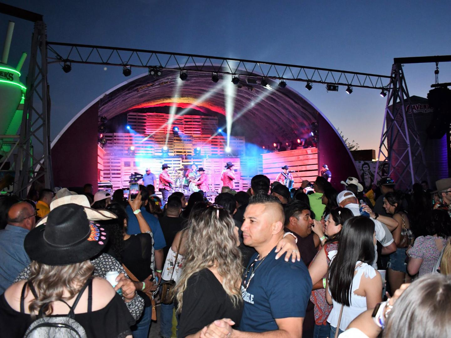 德克萨斯州阿马里洛“五月五日节”的现场音乐和舞蹈表演 德克萨斯州阿马里洛“五月五日节”的现场音乐和舞蹈表演