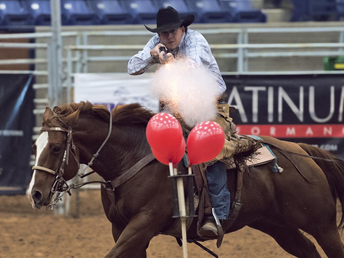 在德克萨斯州阿马里洛举办的 Cowboy Mounted Shooting Association 世界锦标赛上展示技能 在德克萨斯州阿马里洛举办的 Cowboy Mounted Shooting Association 世界锦标赛上展示技能