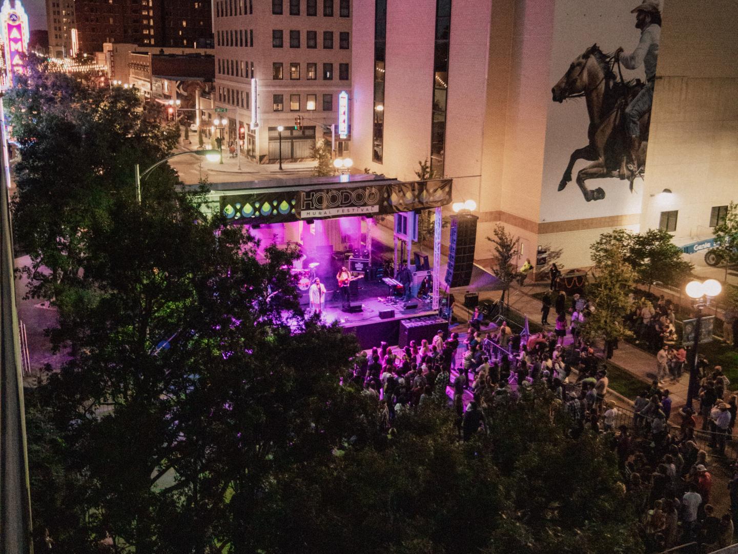 德克萨斯州阿马里洛一年一度的 HOODOO 壁画节上的娱乐活动