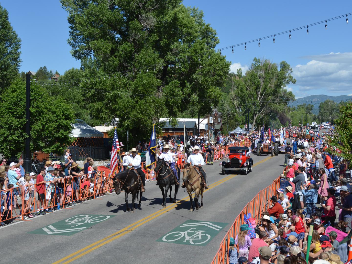 7 月 4 日科罗拉多州斯廷博特斯普林斯牛仔聚会日的大游行活动 7 月 4 日科罗拉多州斯廷博特斯普林斯牛仔聚会日的大游行活动